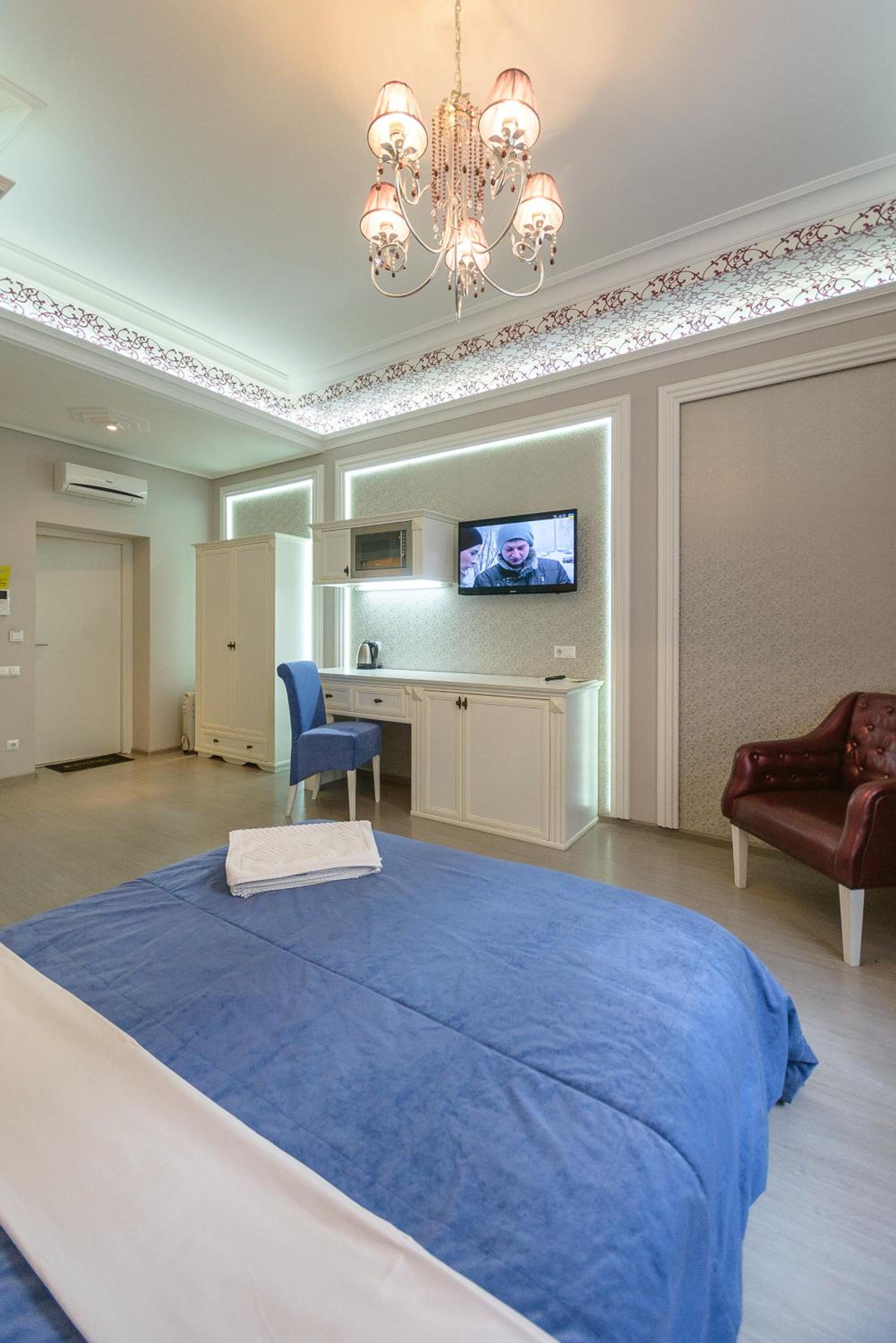 Large Quiet Stylish Studio Apartment with Balcony on Khreschatyk 15 photo 2