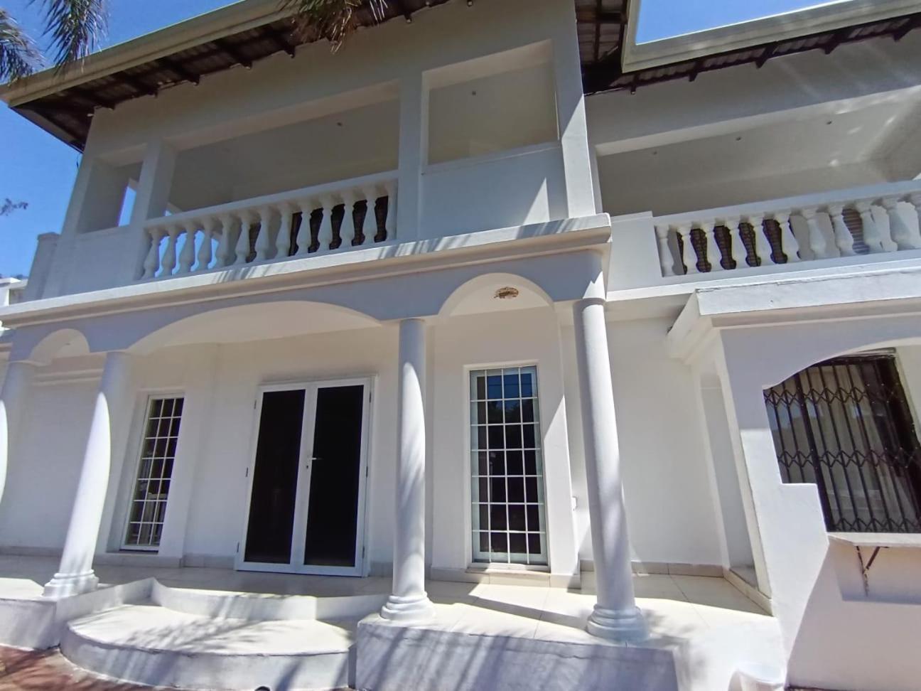 Six-Bedroom House - Photo 2