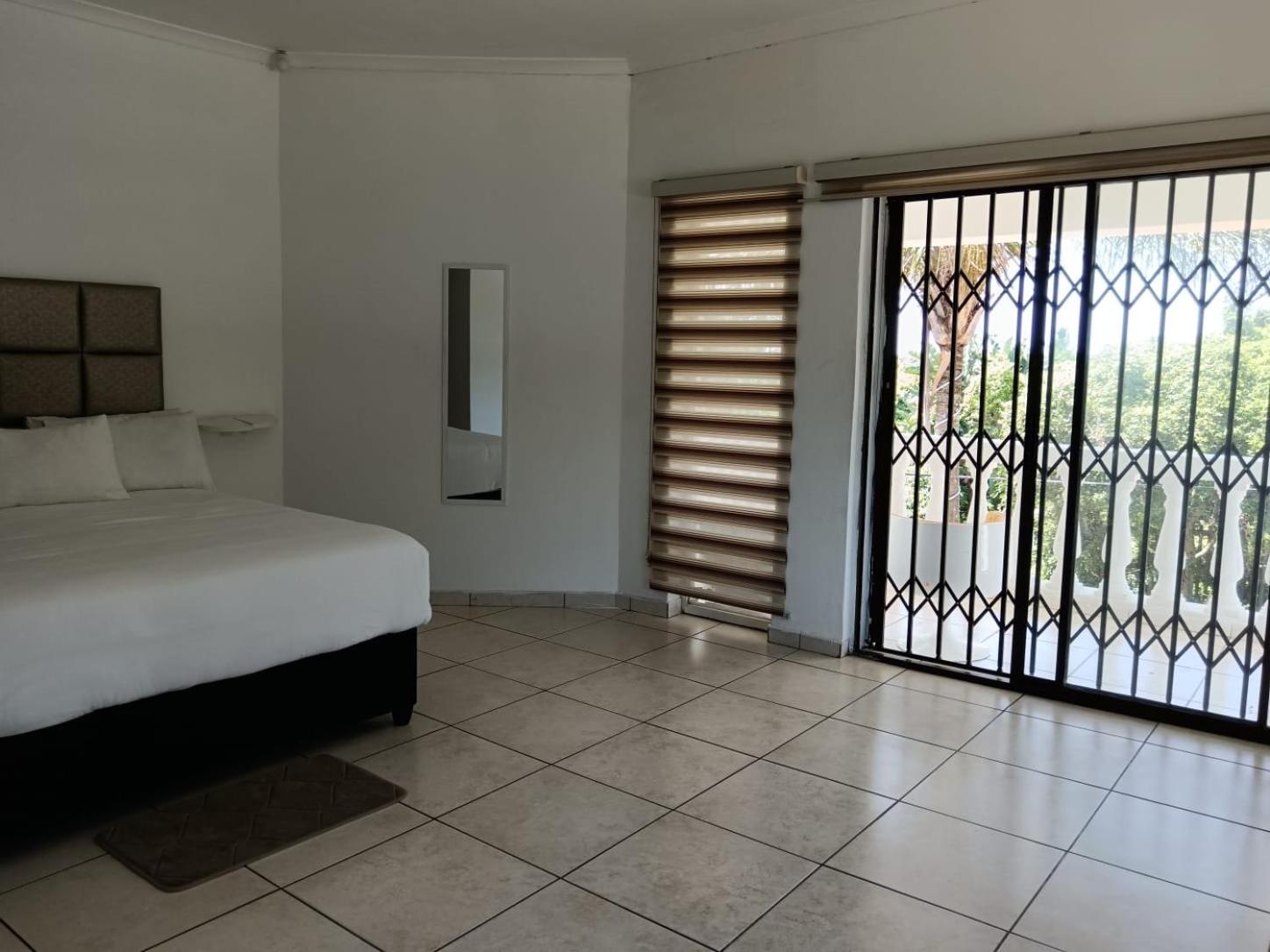 Six-Bedroom House - Photo 4