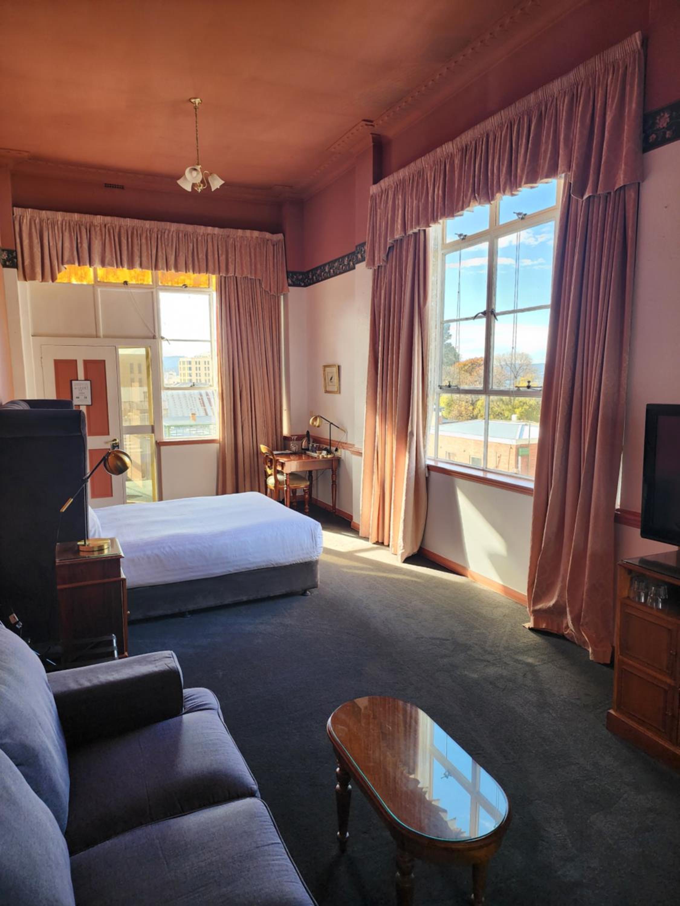 Queen Heritage Room thumbnail 5