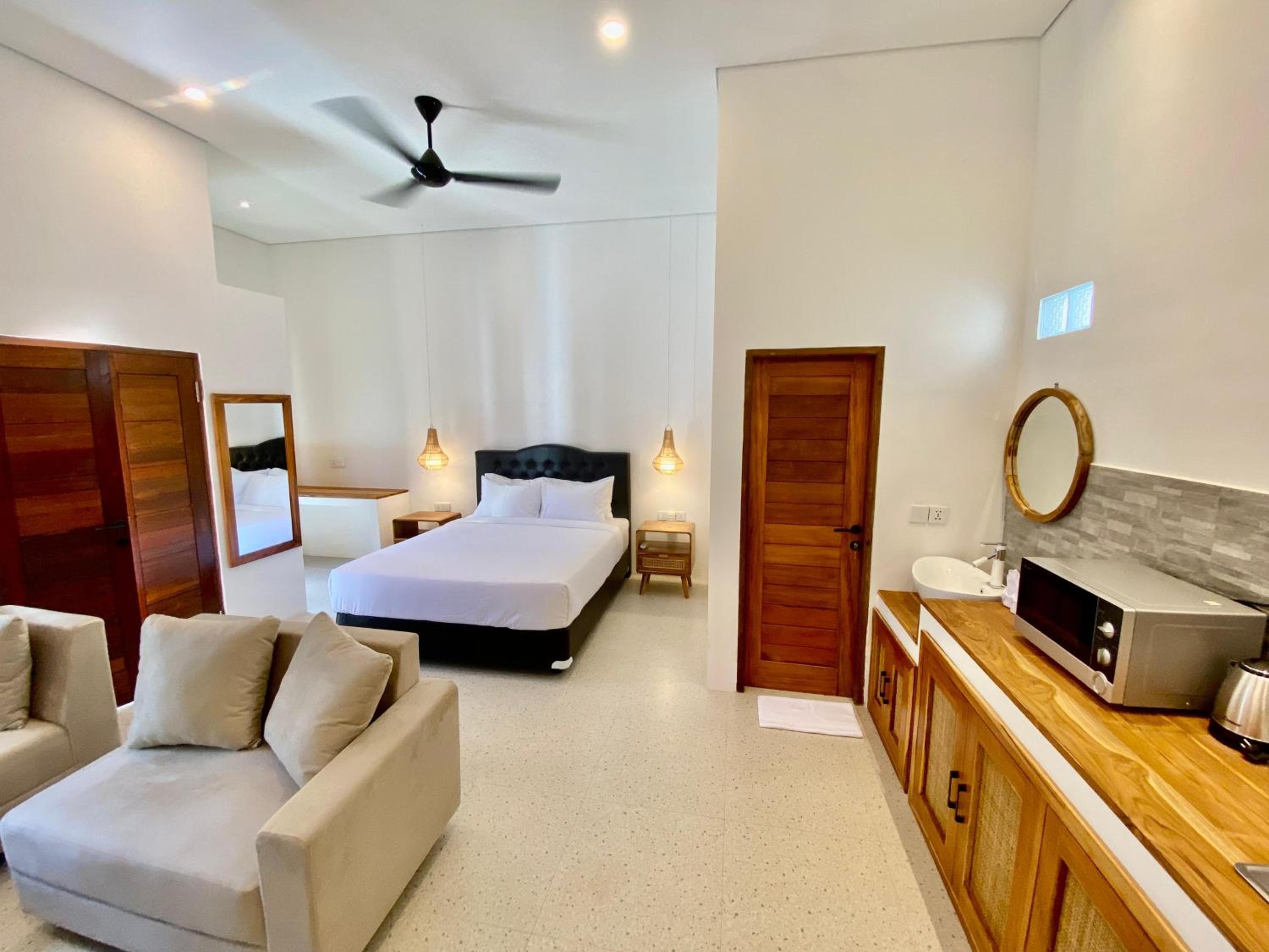 Room with Shared Pool - Photo 10