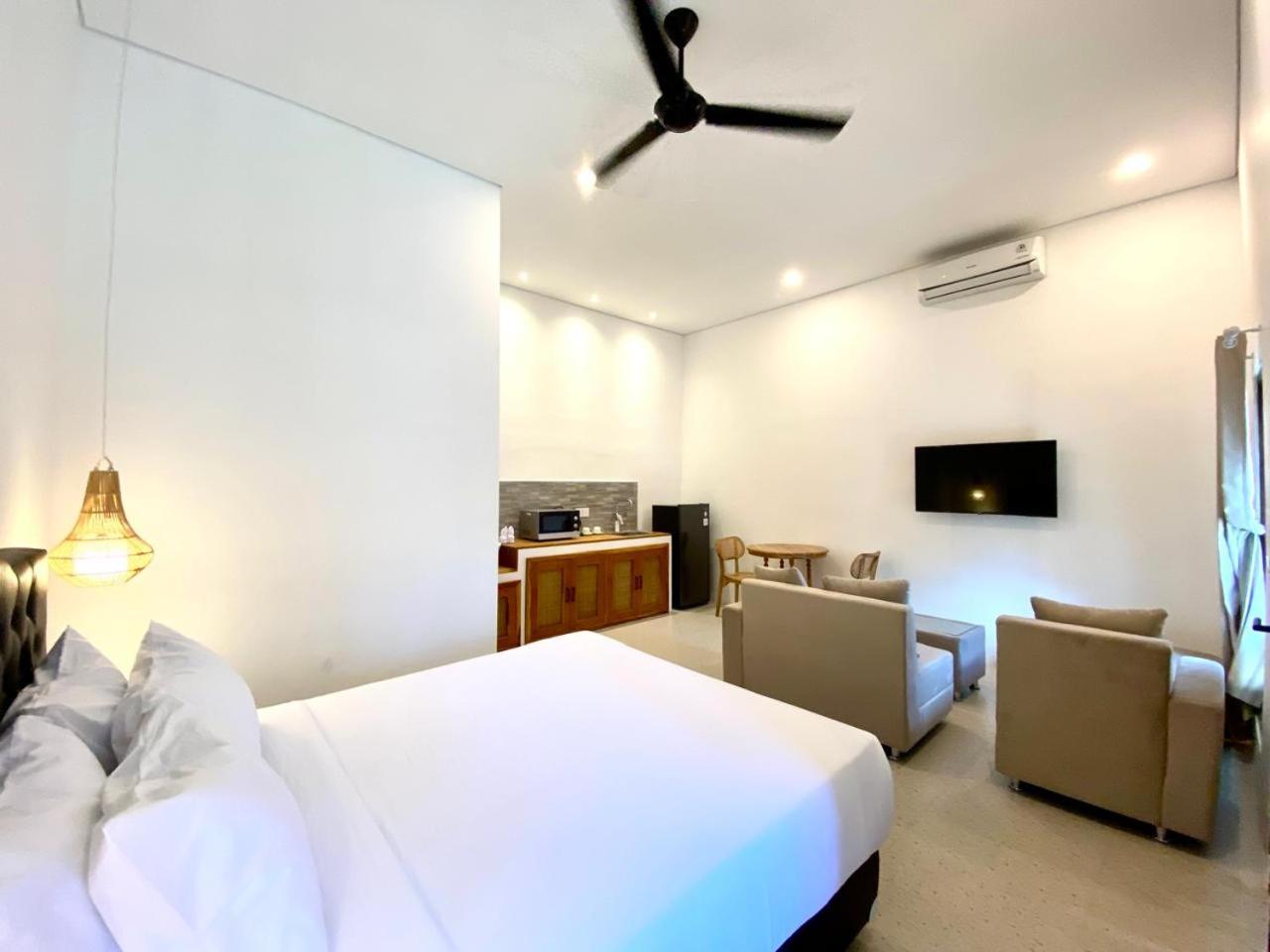 Room with Shared Pool - Photo 6