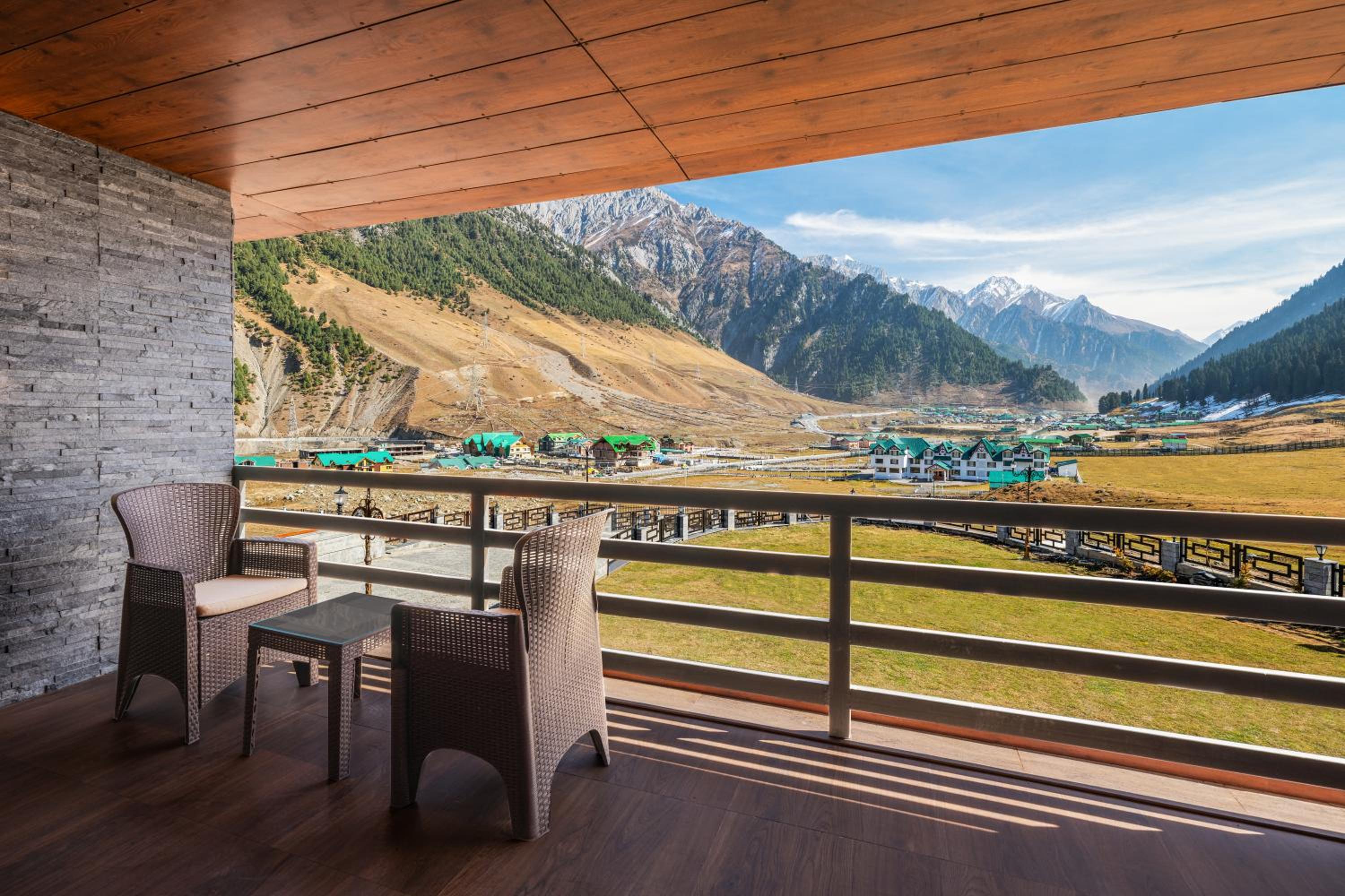 Deluxe Twin Room with Two Twin Beds and Balcony - Mountain View photo 2