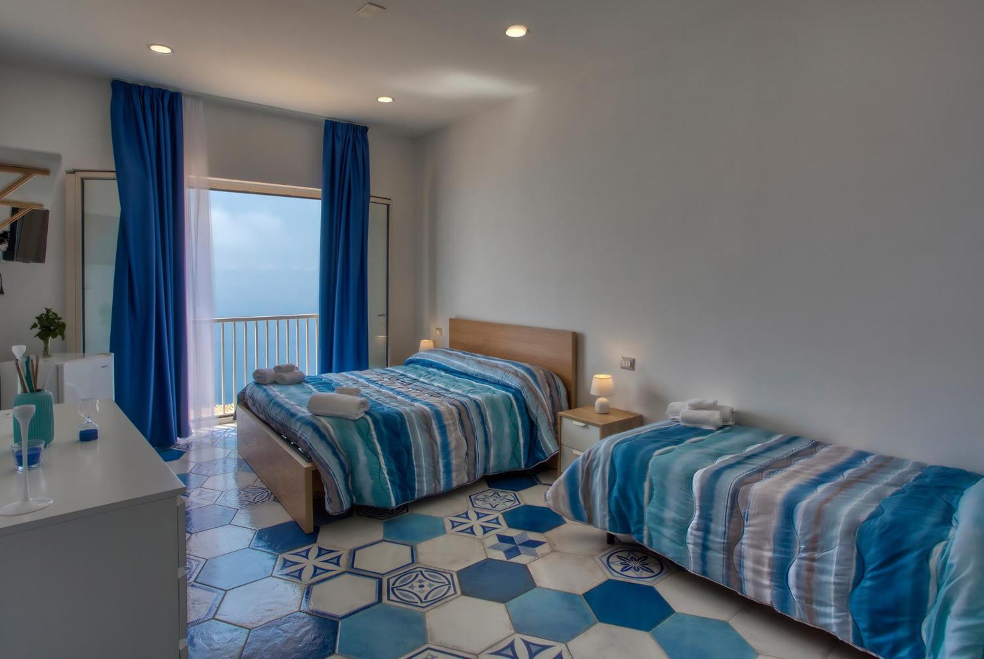 Standard Triple Room with Sea View photo 3