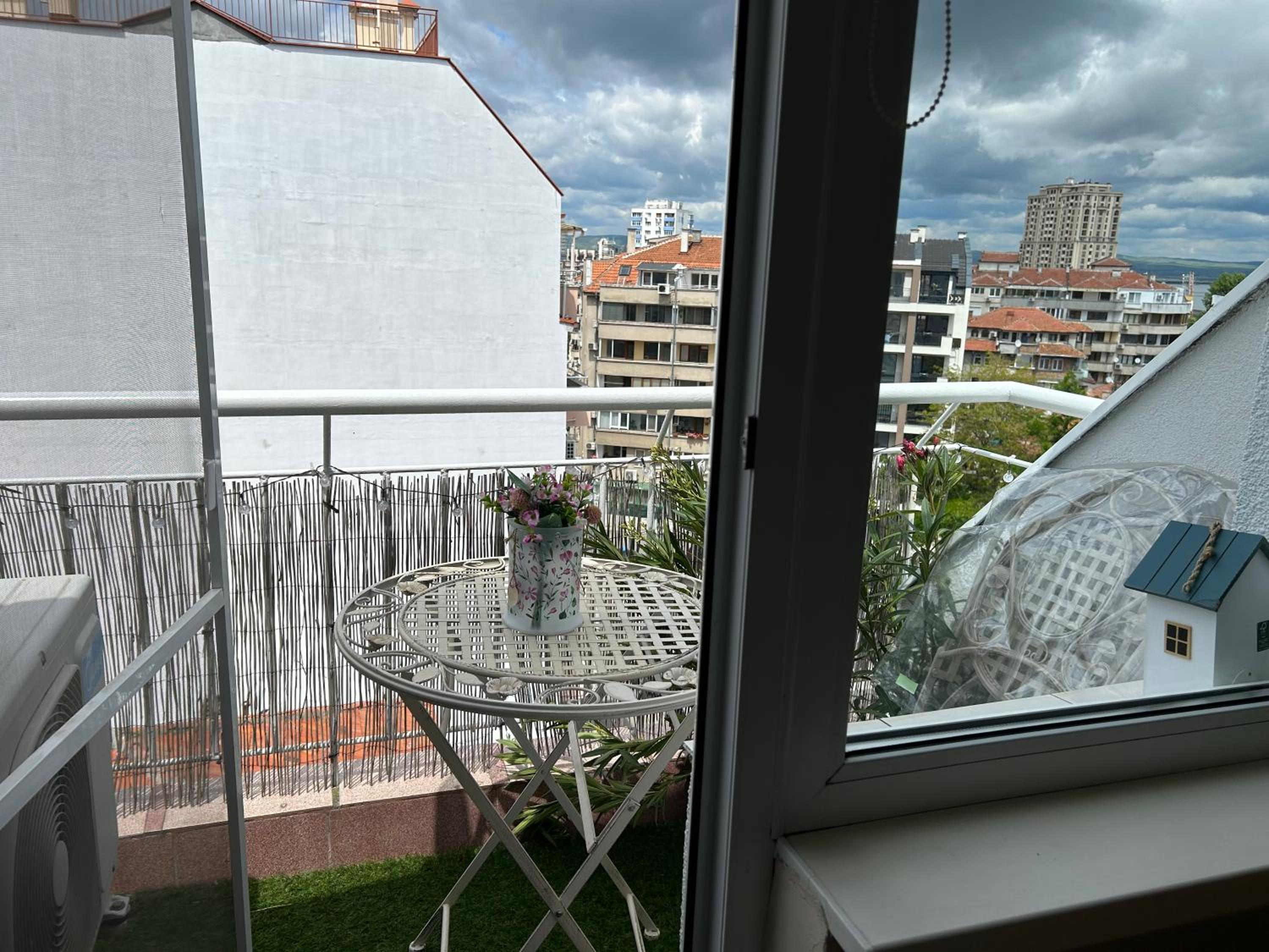 Family Two-Bedroom Apartment with View photo 2