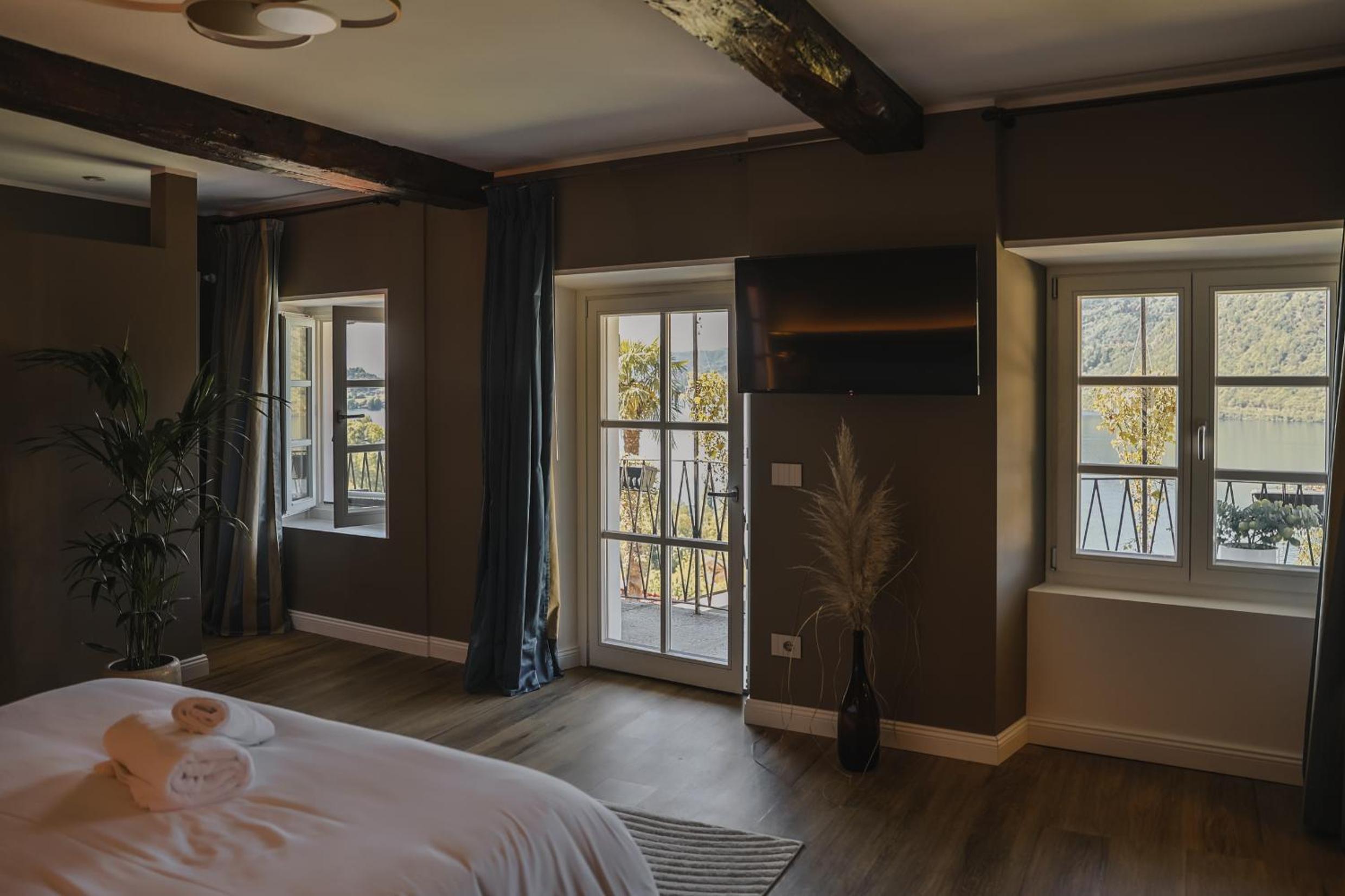 Penthouse with Balcony and Lake View photo 2