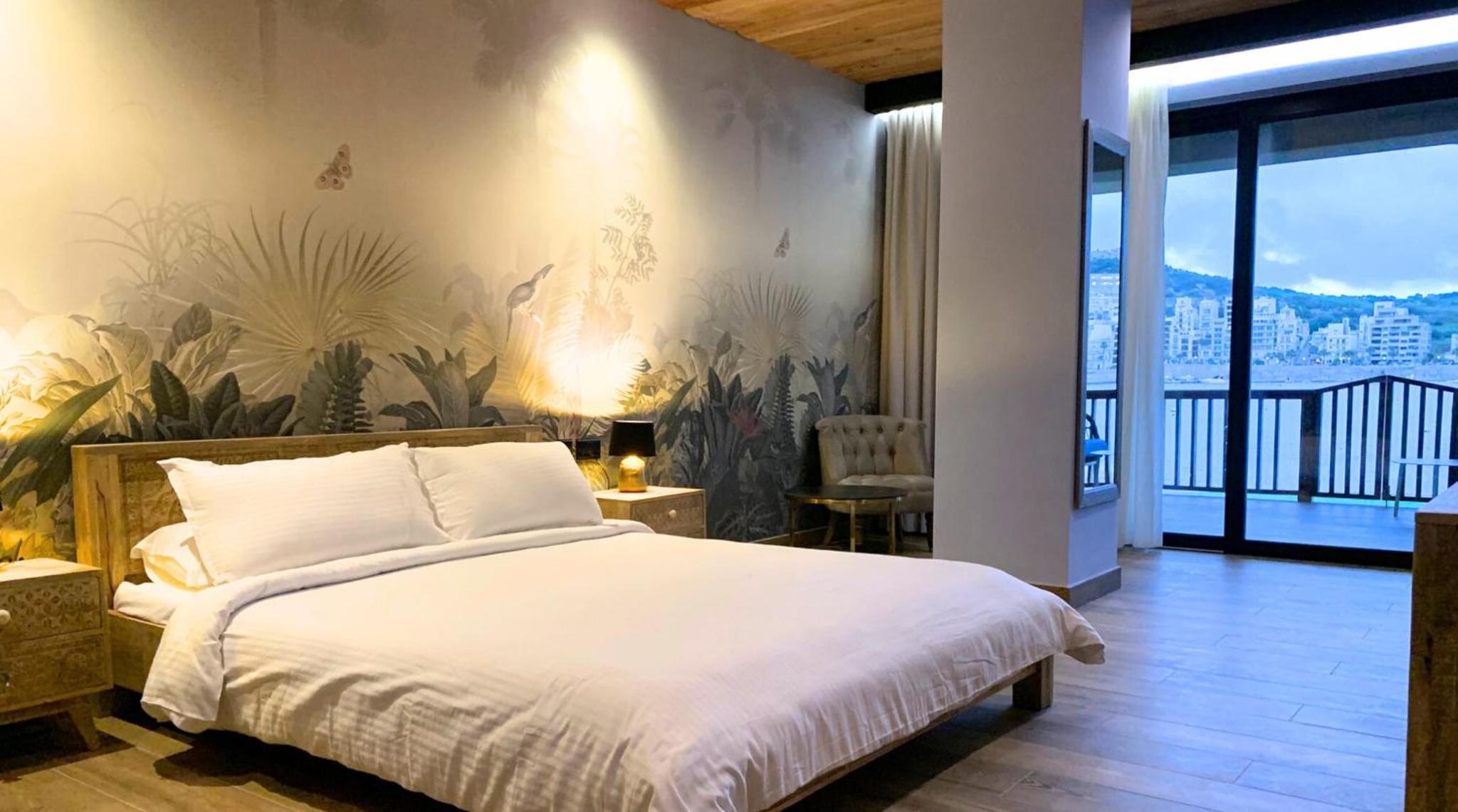 Deluxe Suite with Direct Beach Access