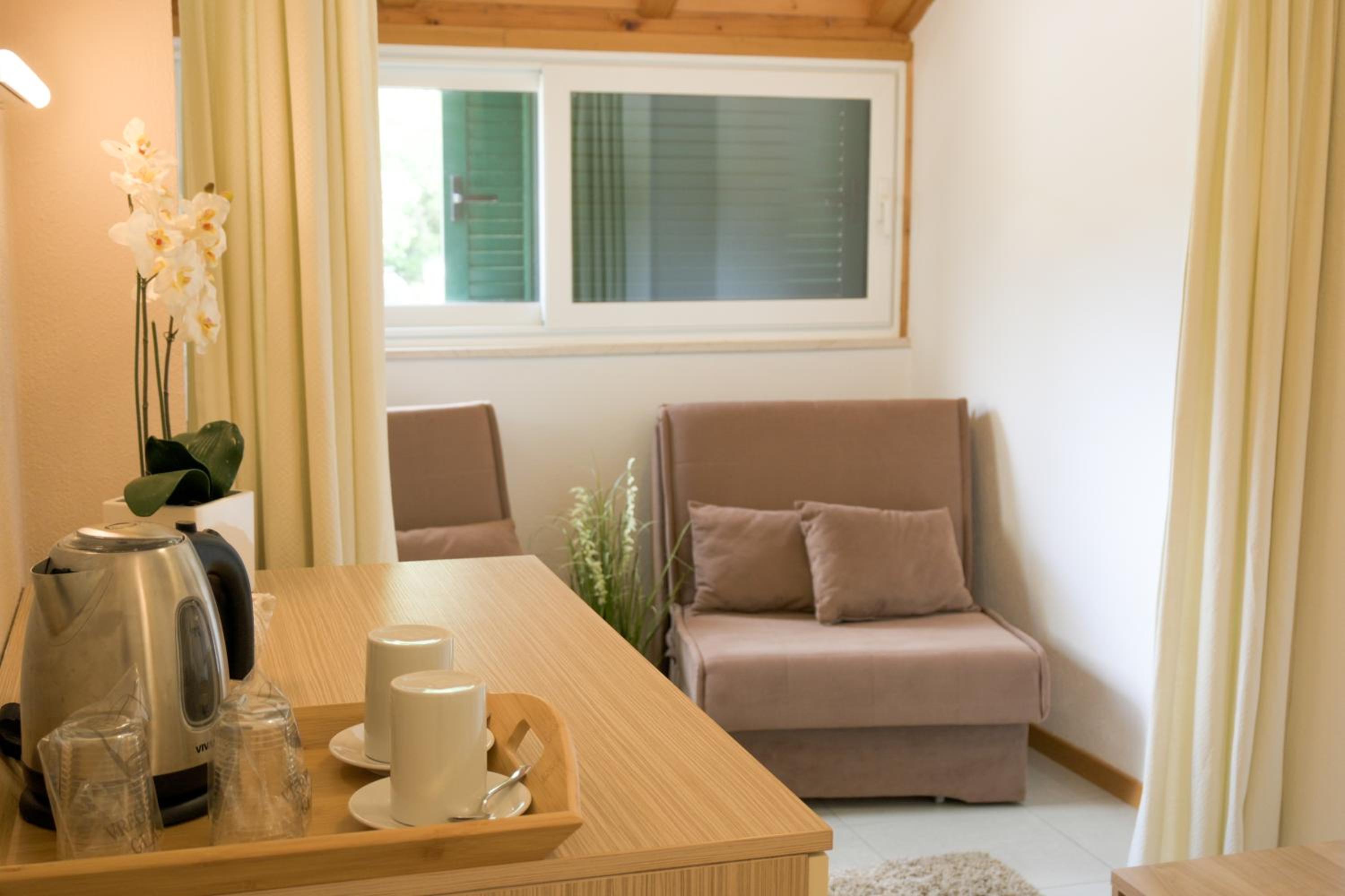 Deluxe Double Room with Balcony and Sea View - Photo 9