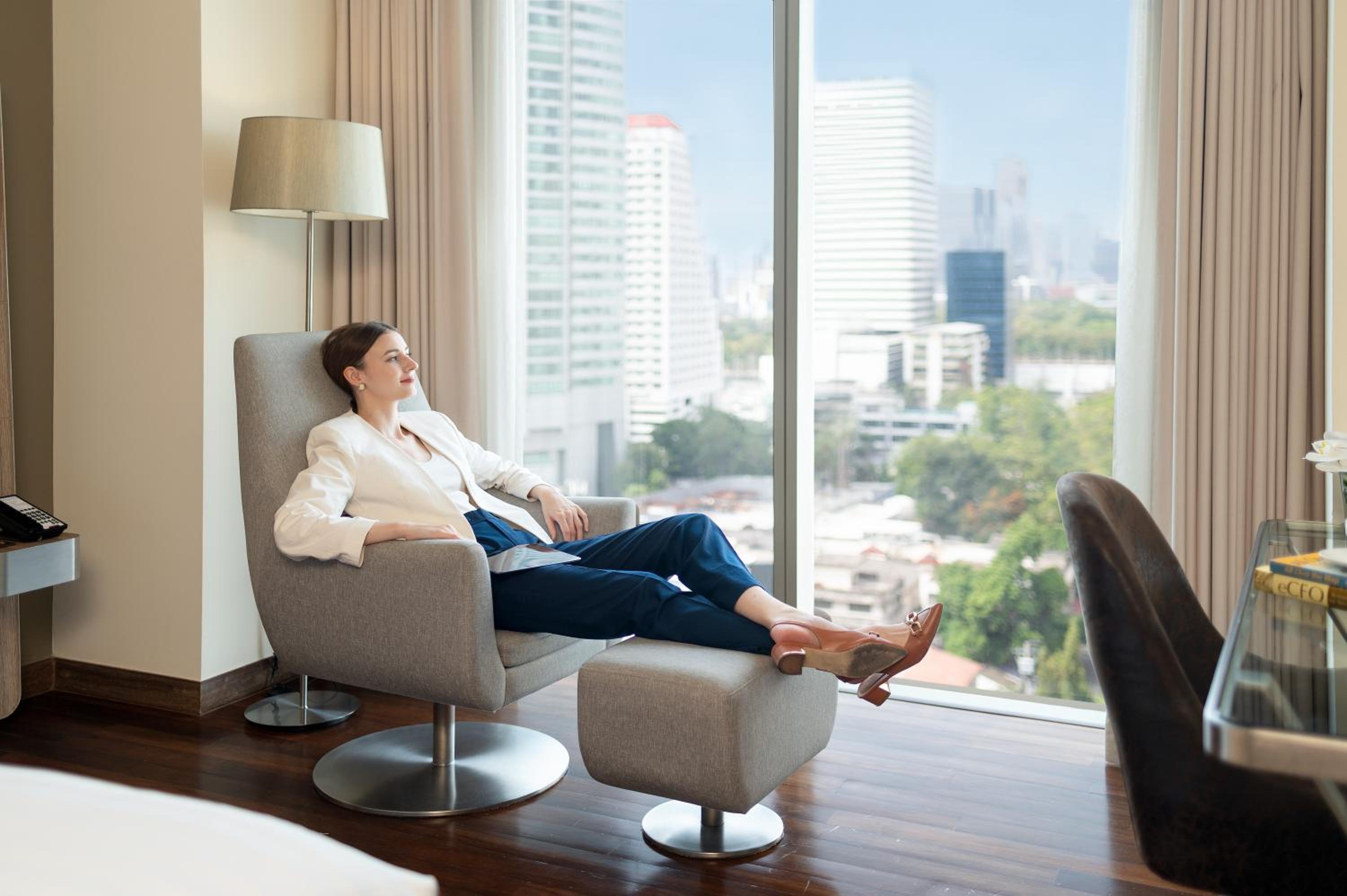Deluxe King Room with City View photo 3