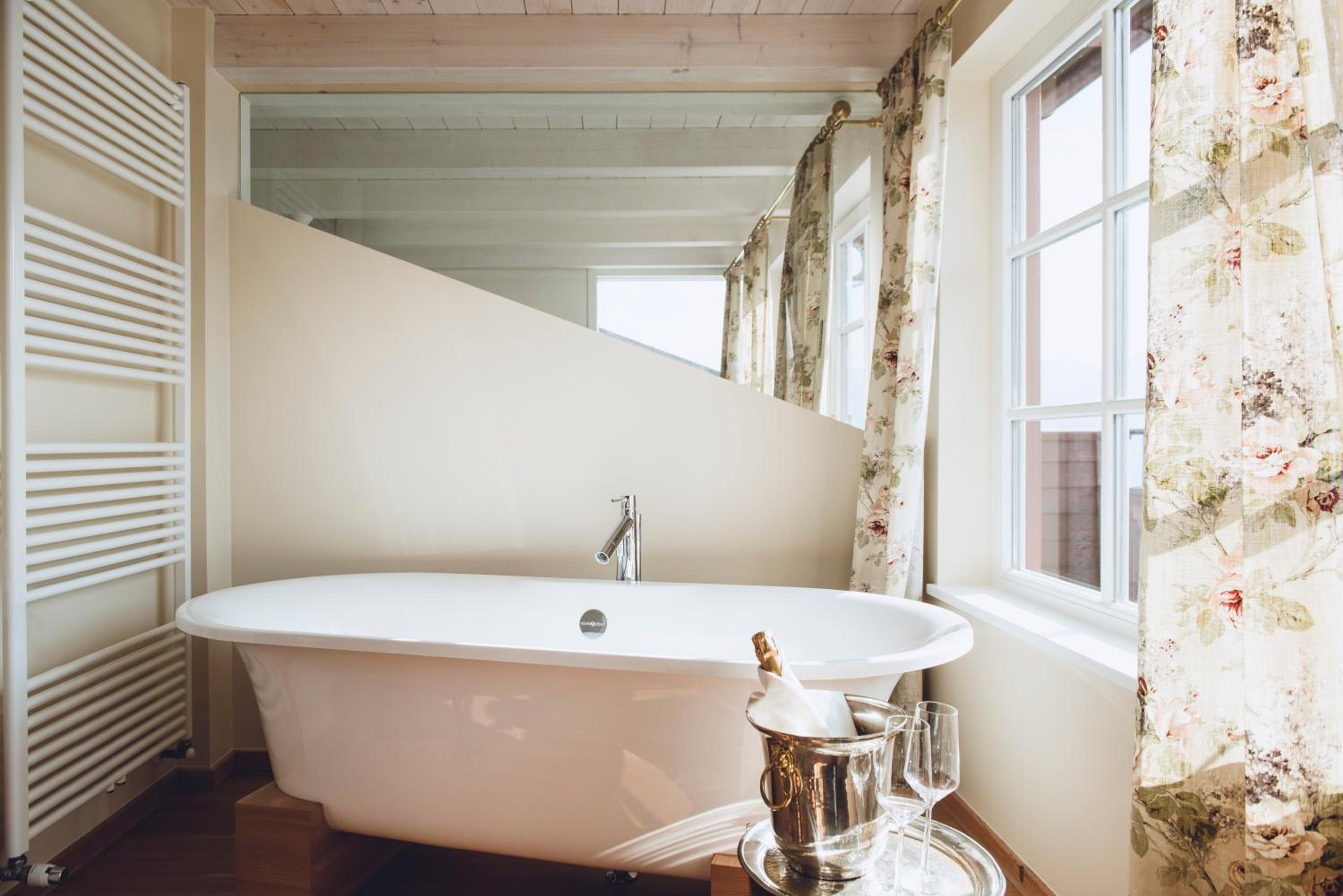 Luxury Suite - Photo 3
