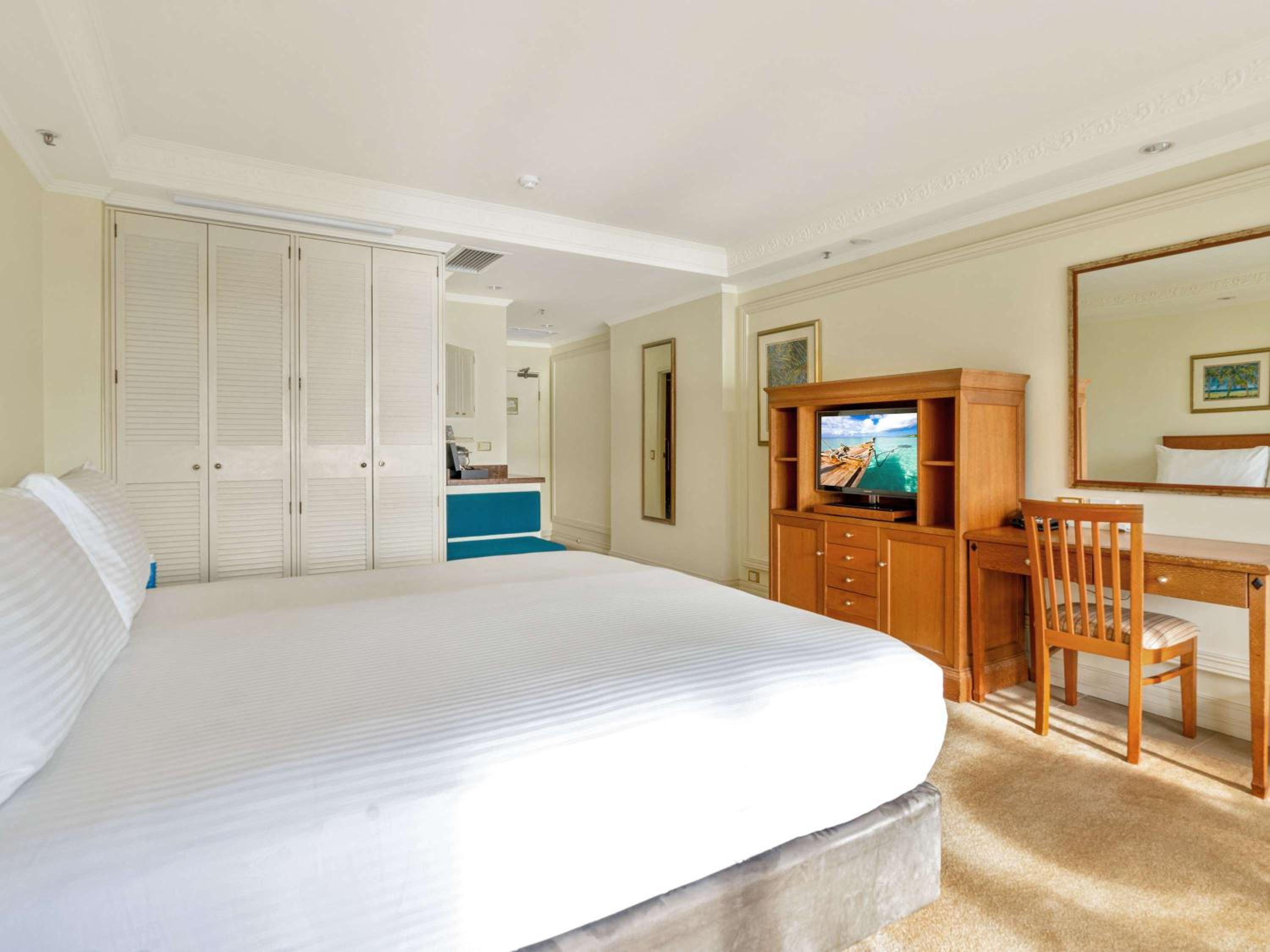 Classic Queen Room with City and Mountain View