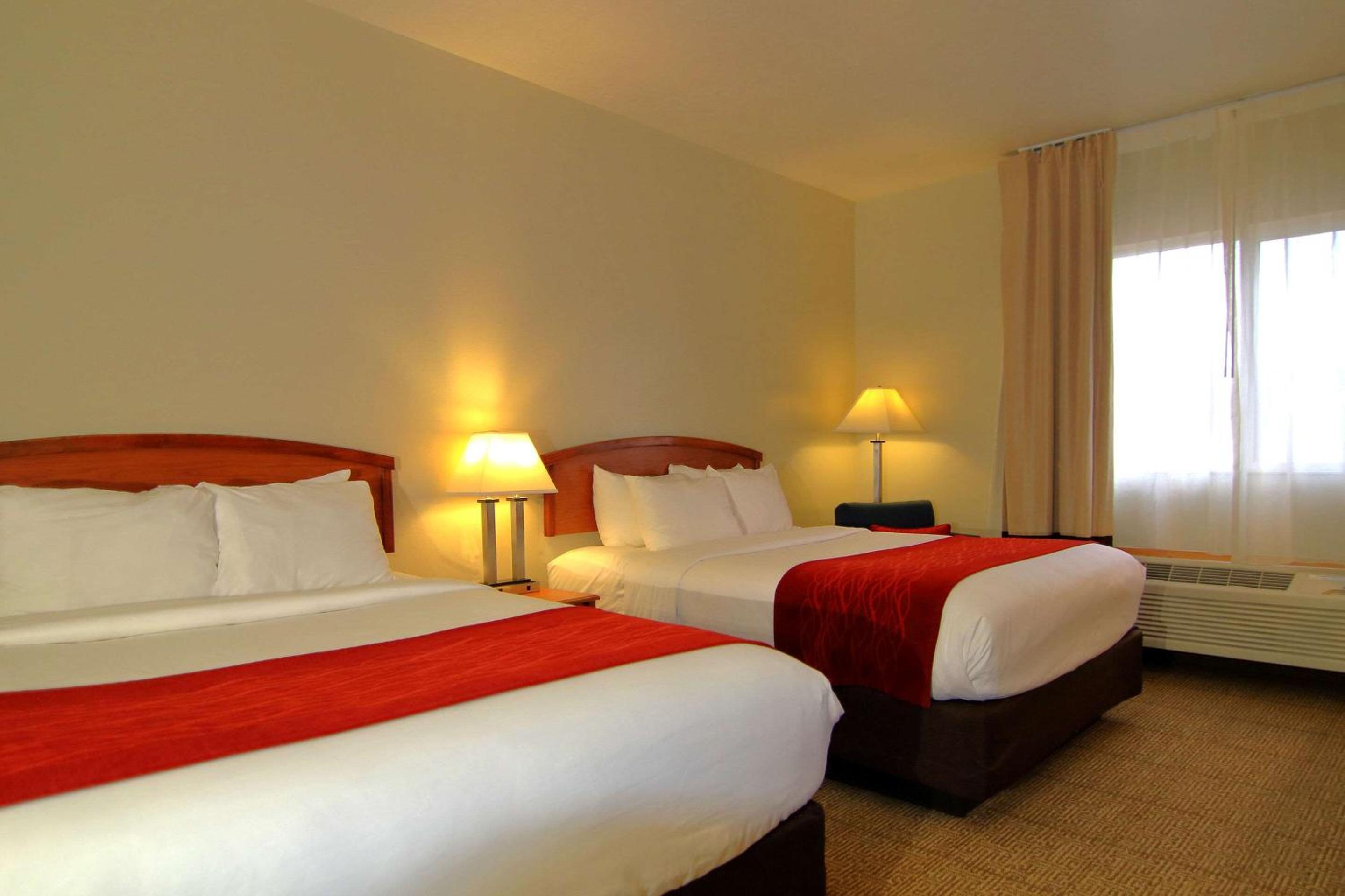 Standard Queen Room with Two Queen Beds - Non-Smoking - Photo 2