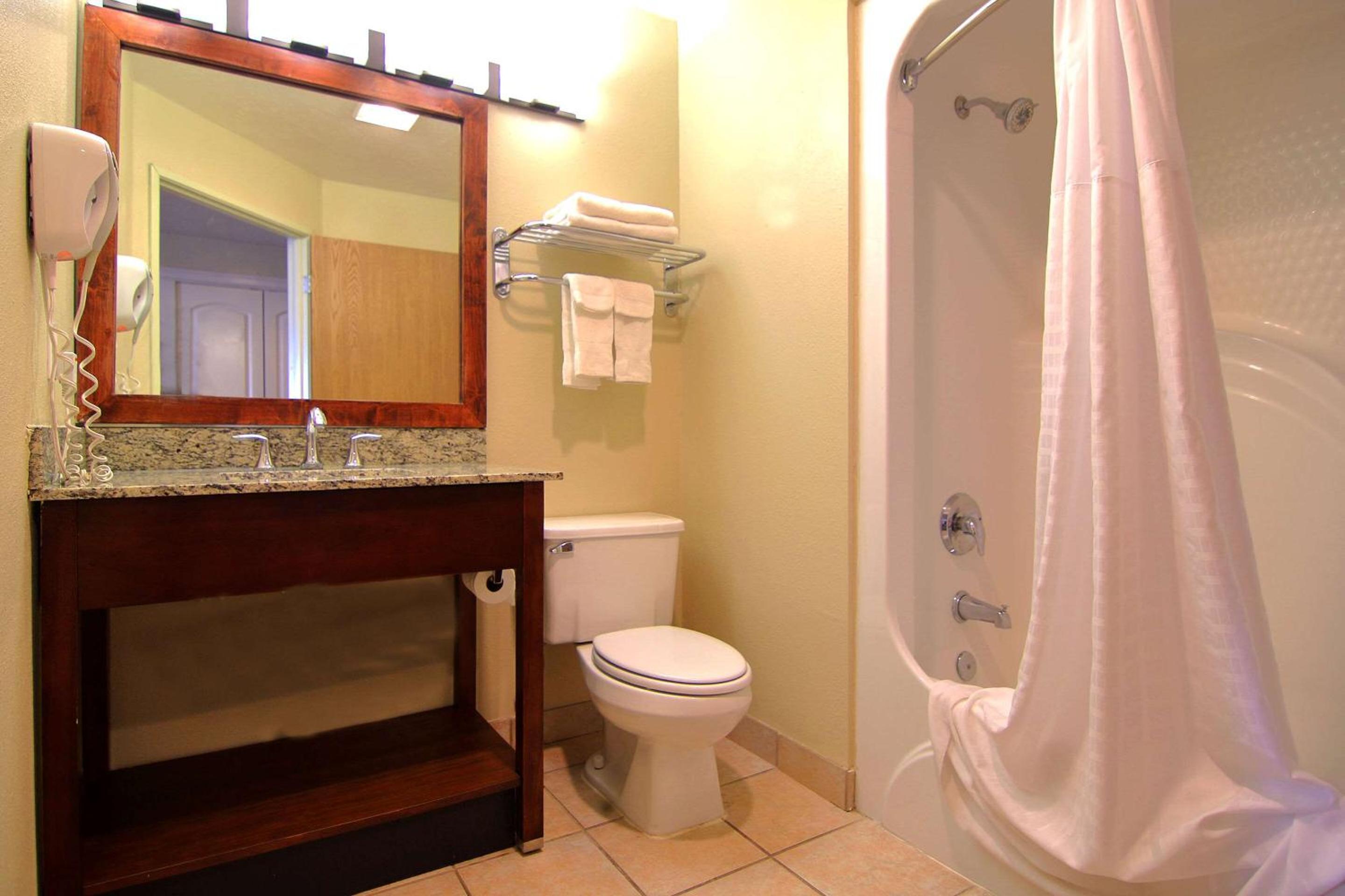 Standard Queen Room with Two Queen Beds - Non-Smoking - Photo 3