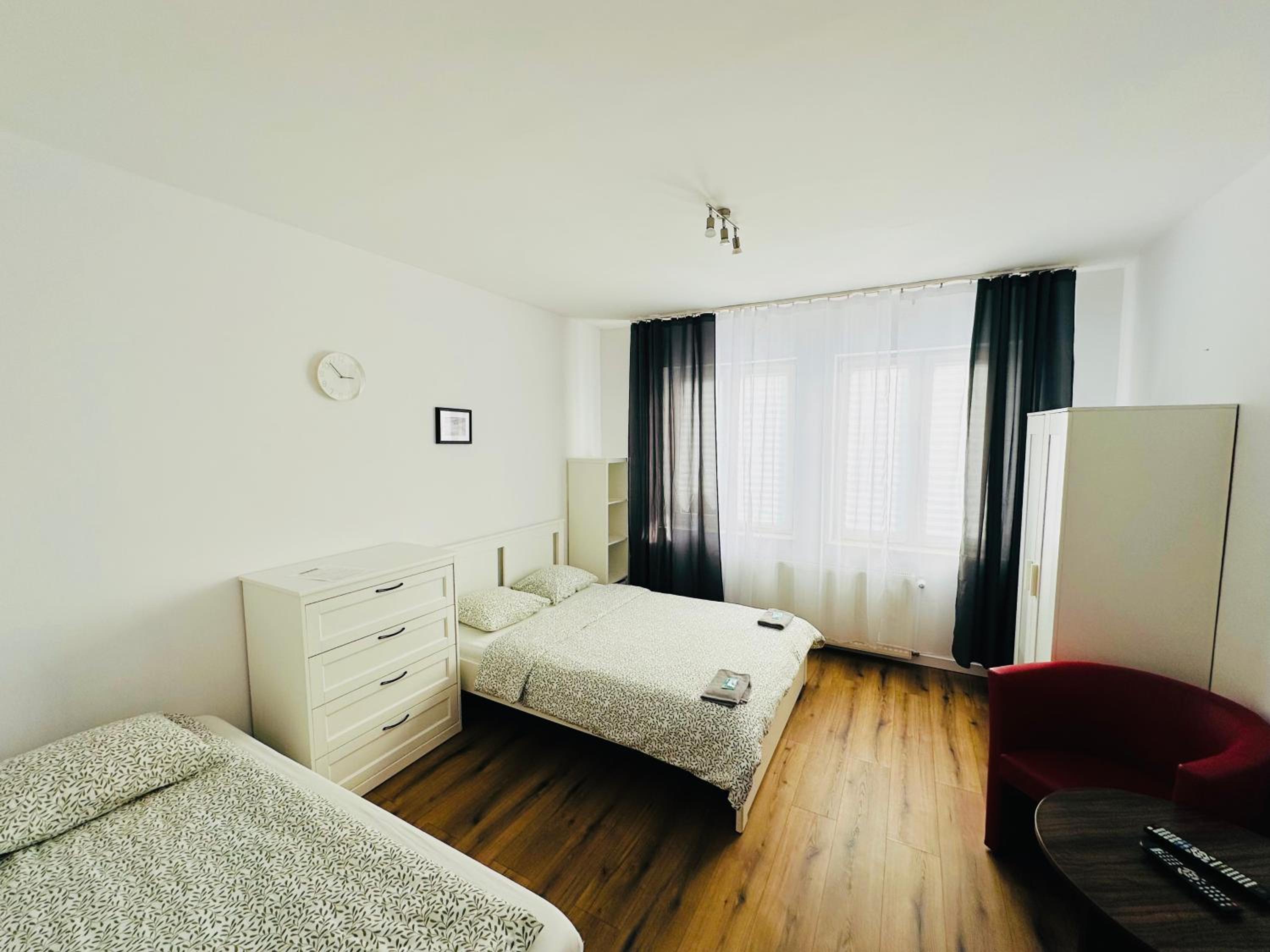 Family Room with Private Bathroom - Photo 6