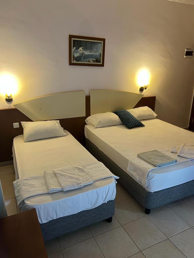 Deluxe Room (2 Adults + 1 Child) - Photo 2