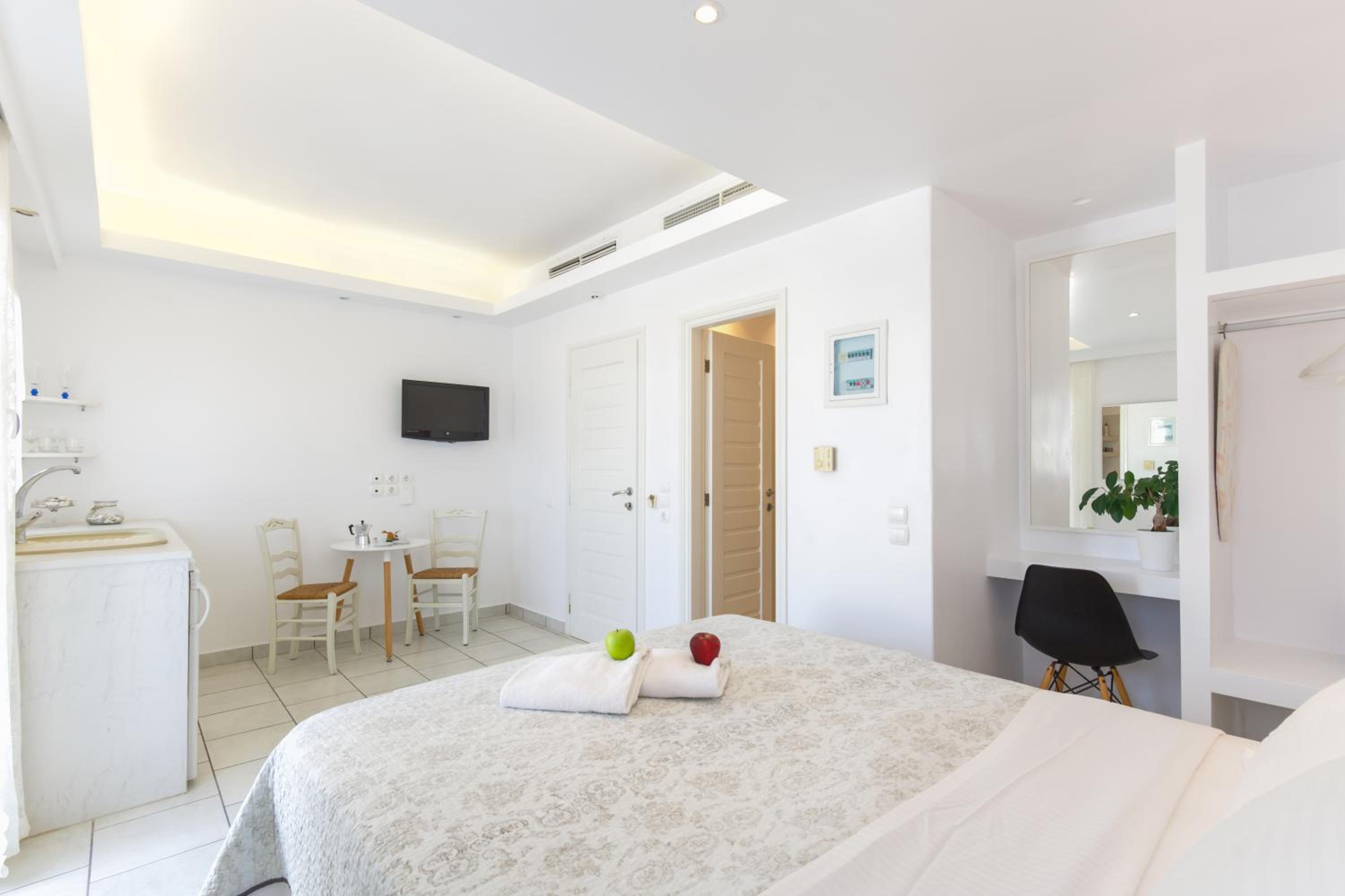 Superior Double Room with Patio - Photo 4