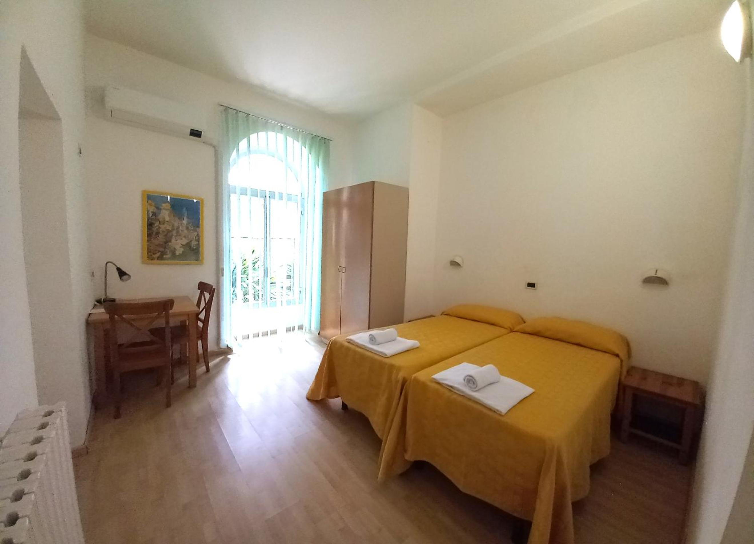 Economy Twin Room photo 1