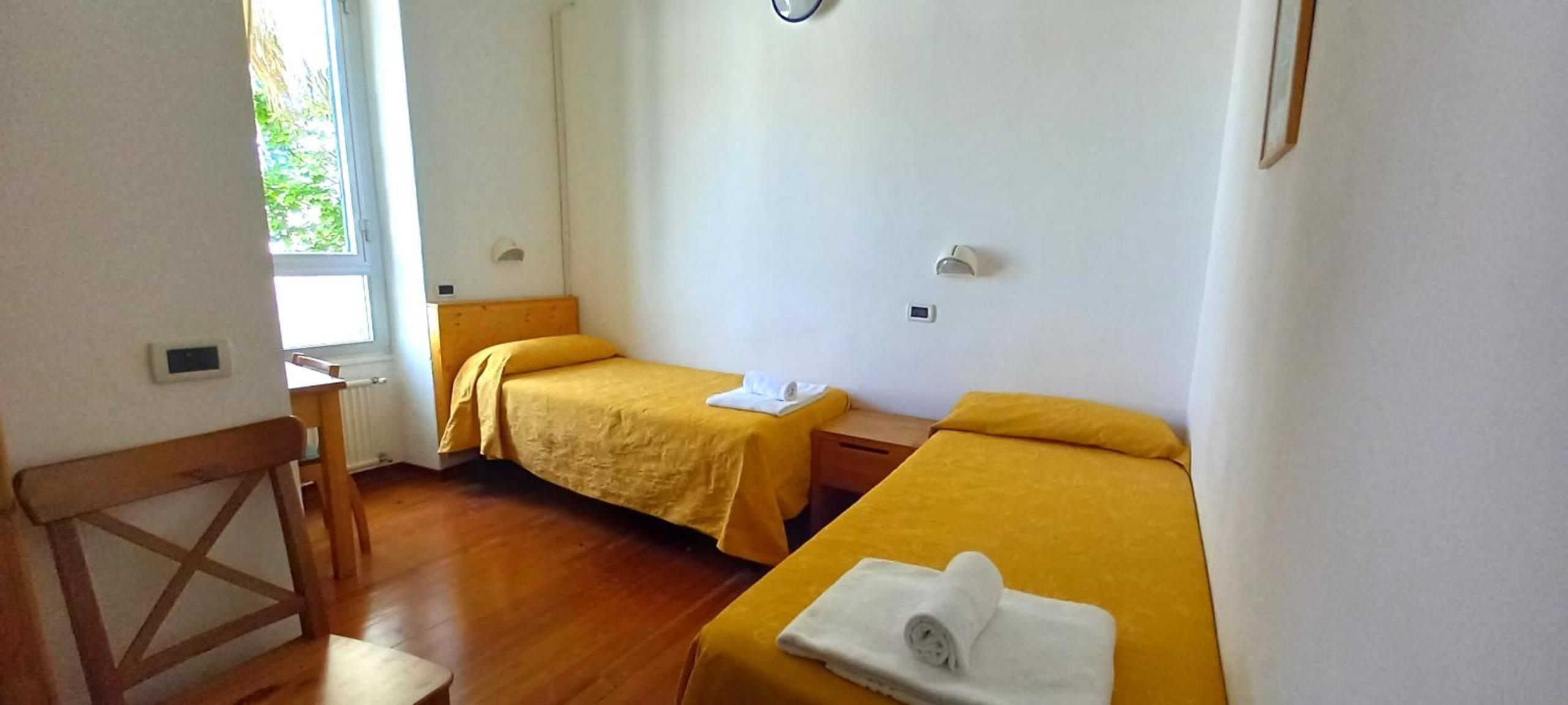 Economy Twin Room photo 3