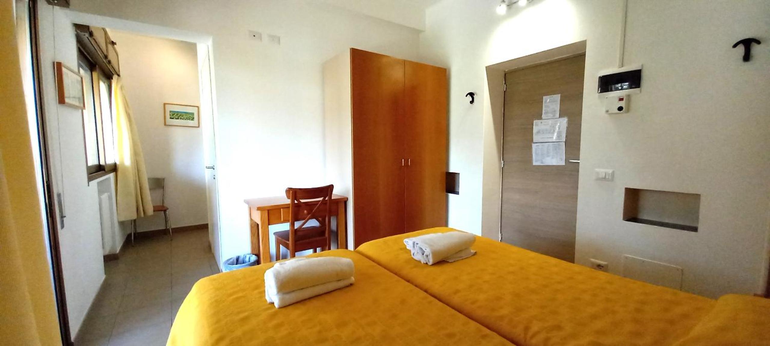 Economy Triple Room photo 2