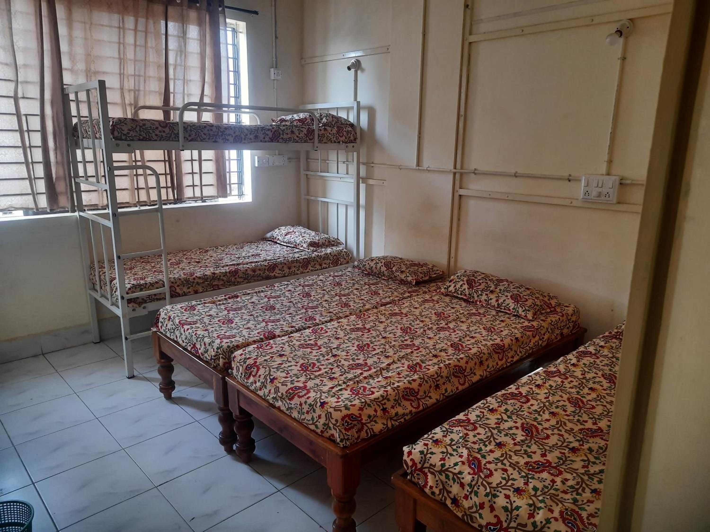 6-Bed Male Dormitory Room photo 1