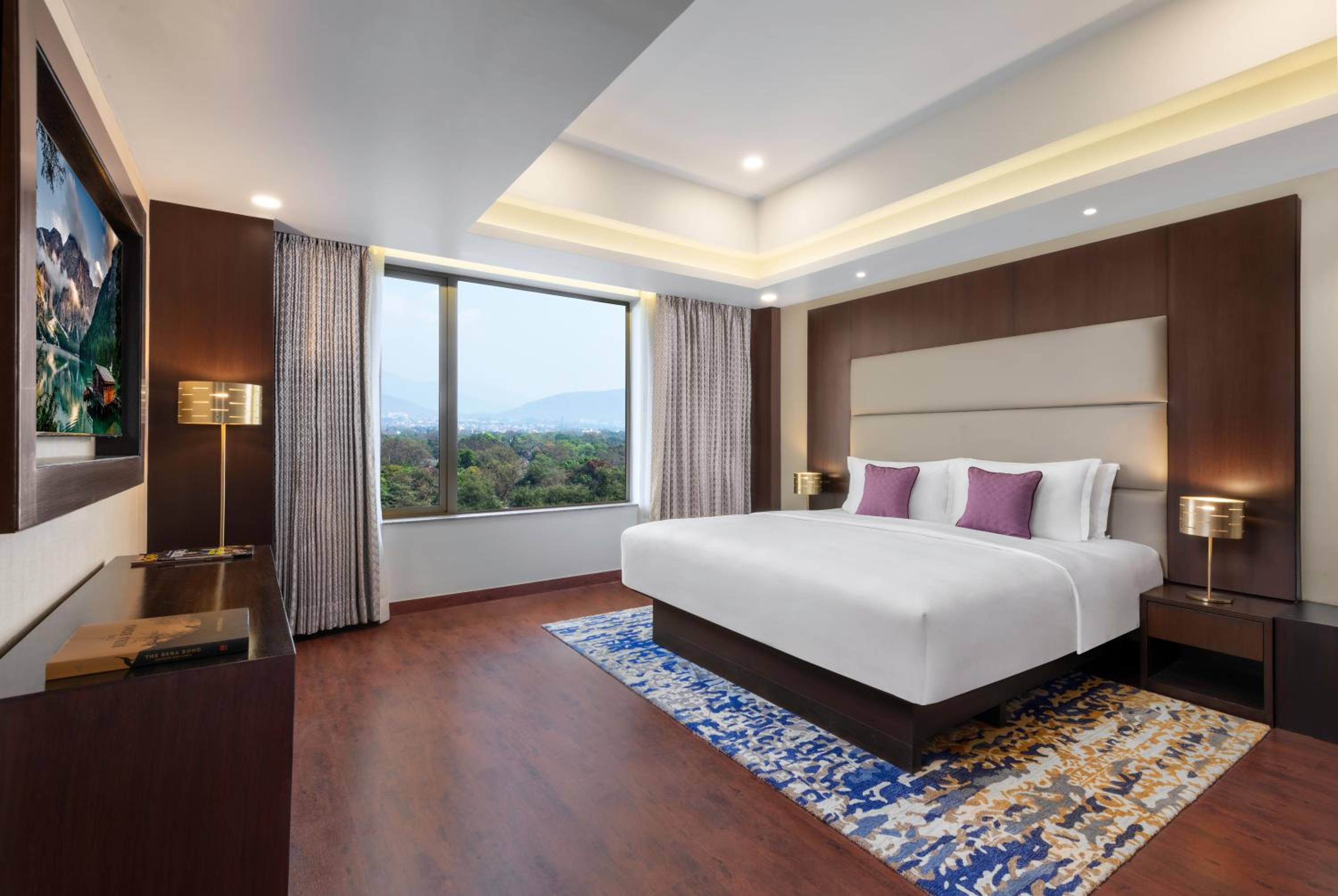 Superior Room king bed - Photo 1