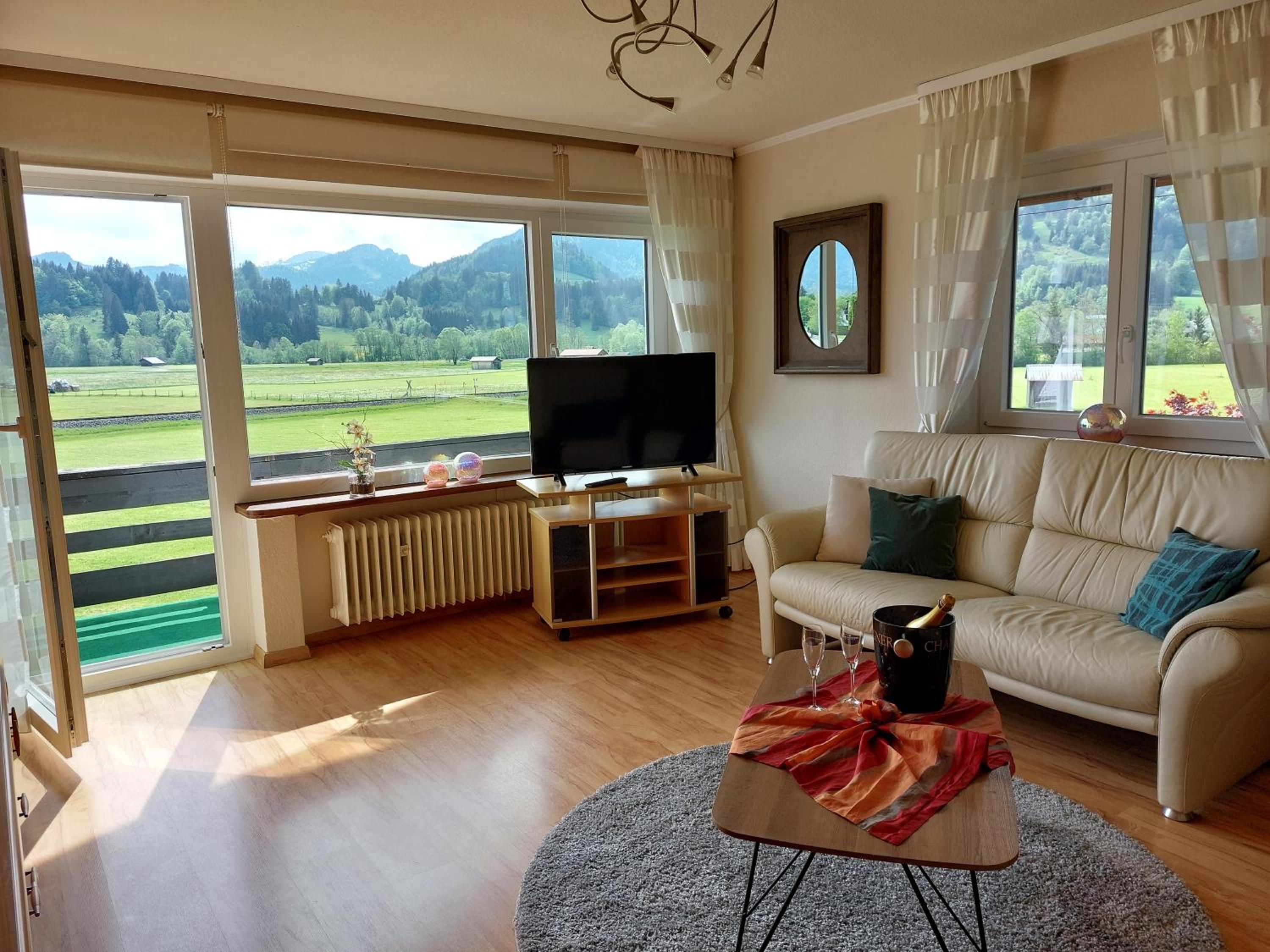 Family Two-Bedroom Apartment with View photo 3