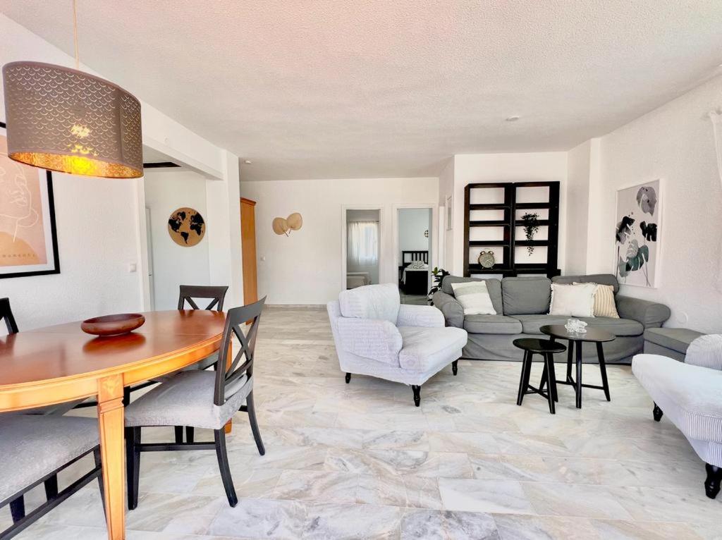 Apartamento de dos habitaciones con terraza y vista al mar