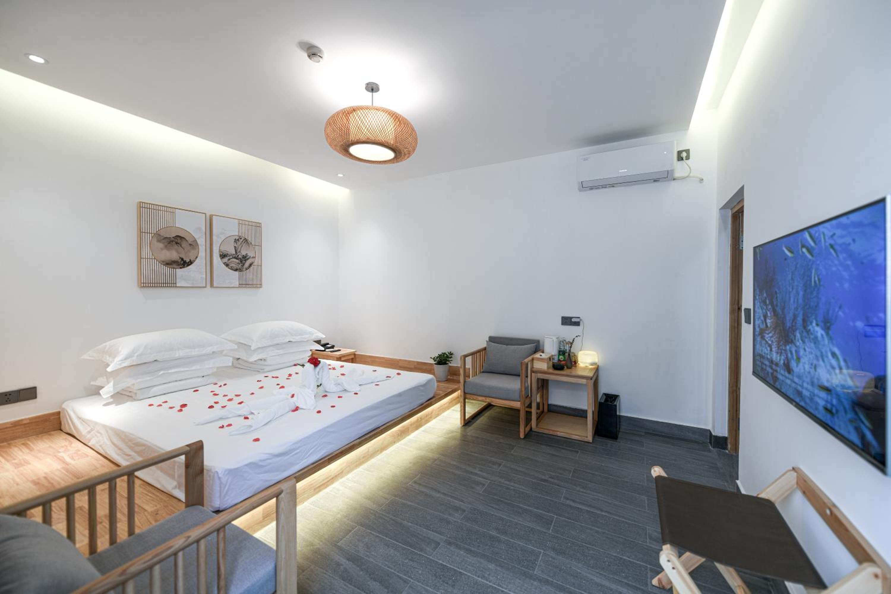 Deluxe King Room photo 1