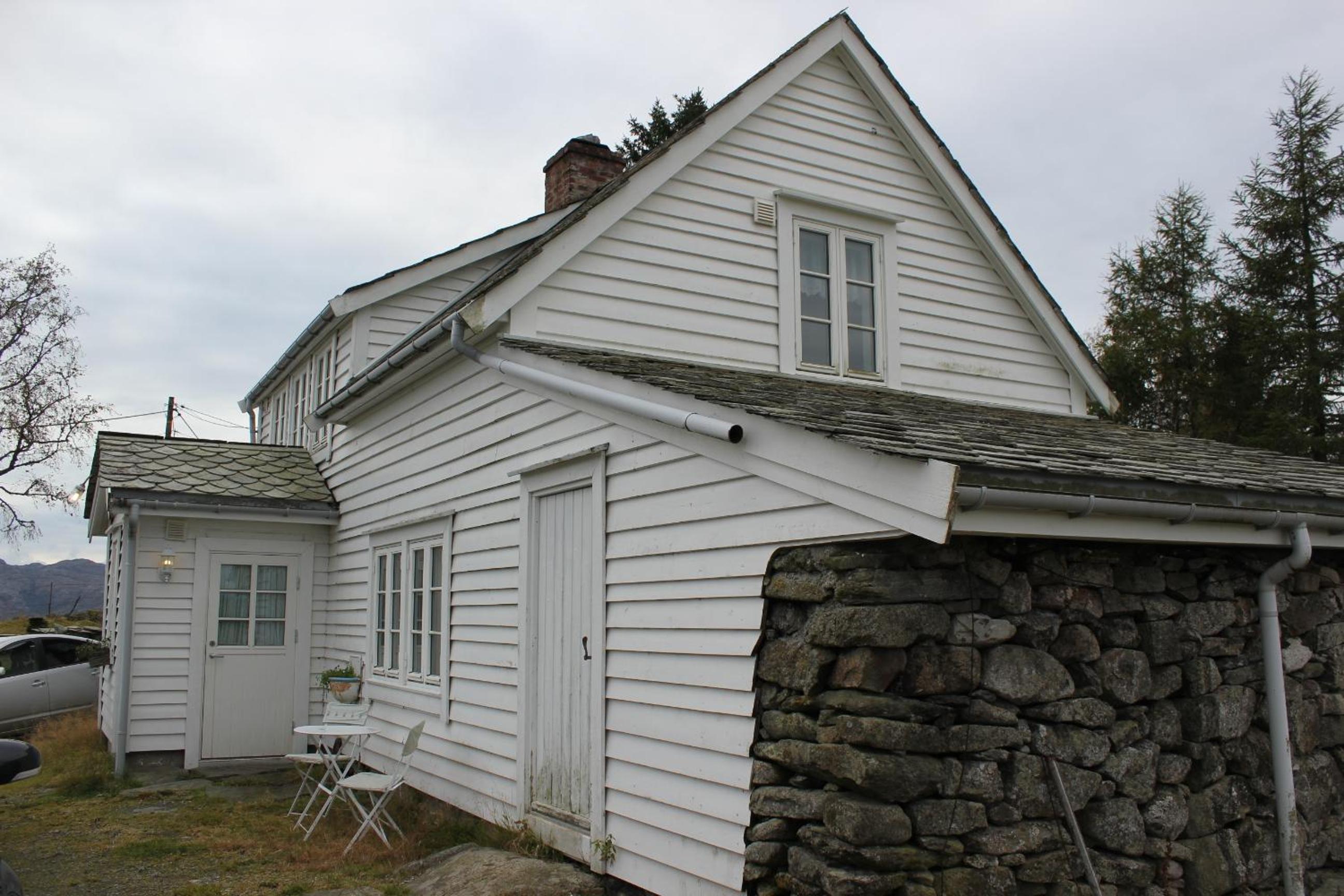 Three-Bedroom House photo 2