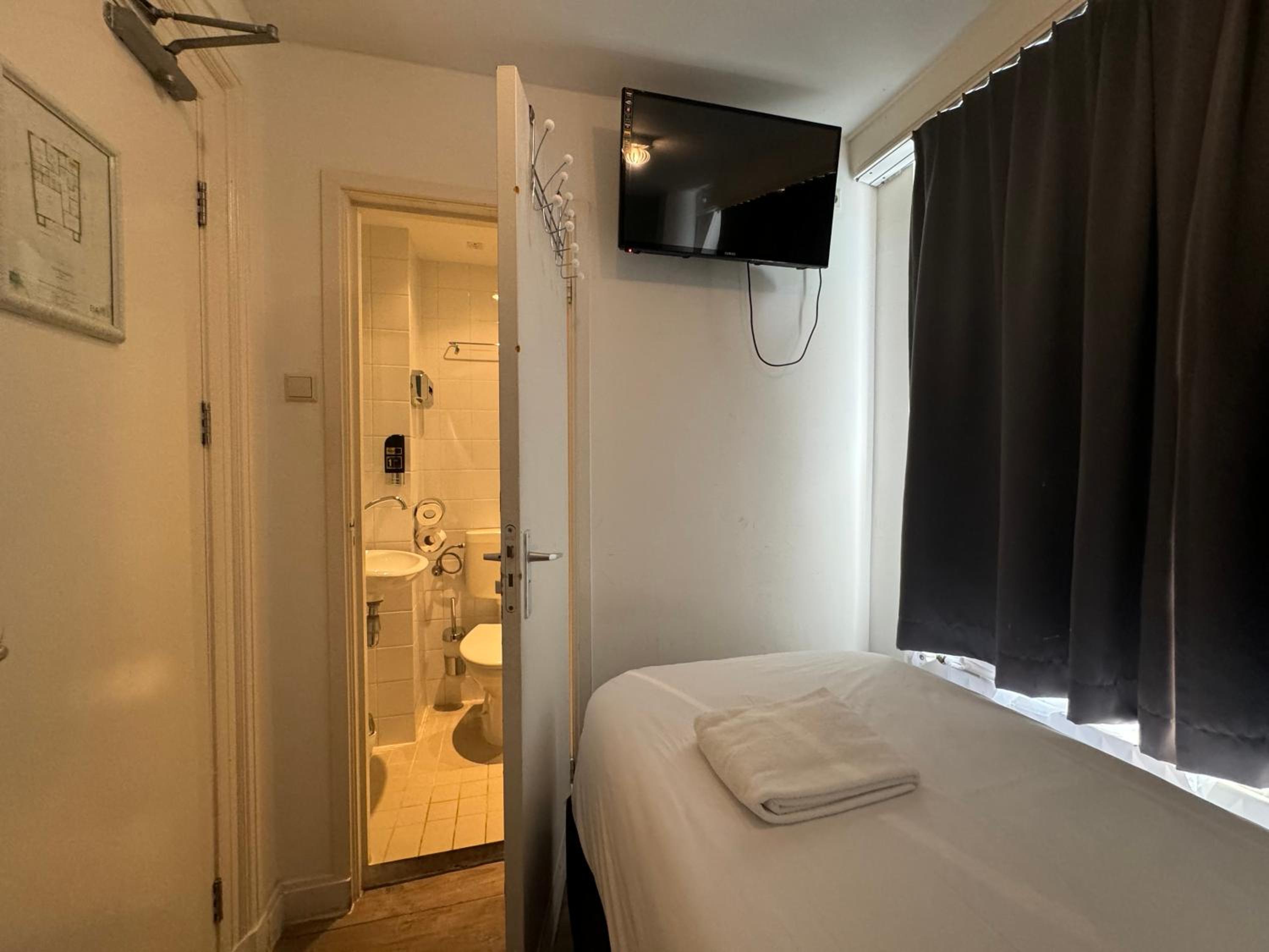 Standard Single Room with Shower photo 2