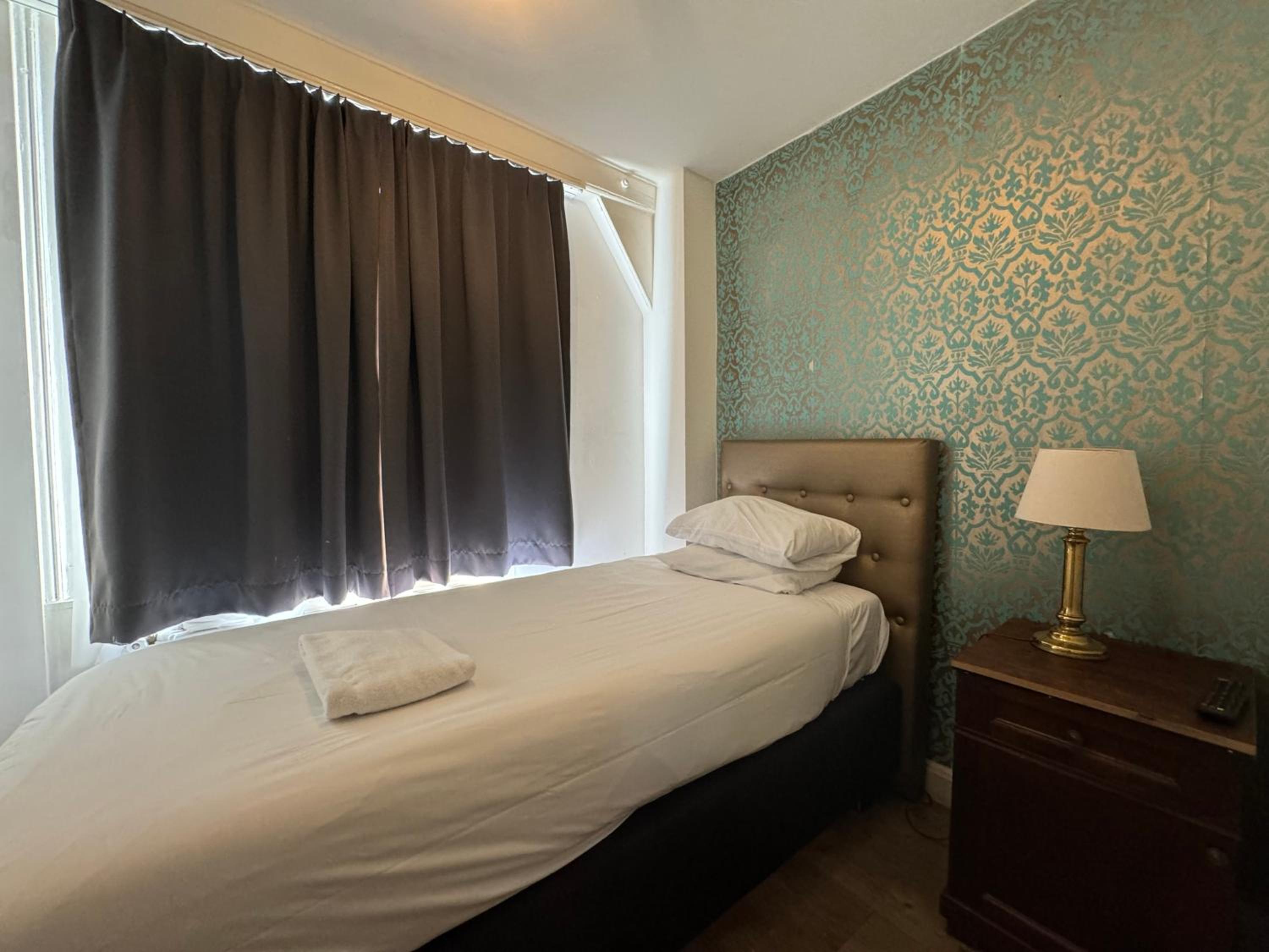 Standard Single Room with Shower photo 3
