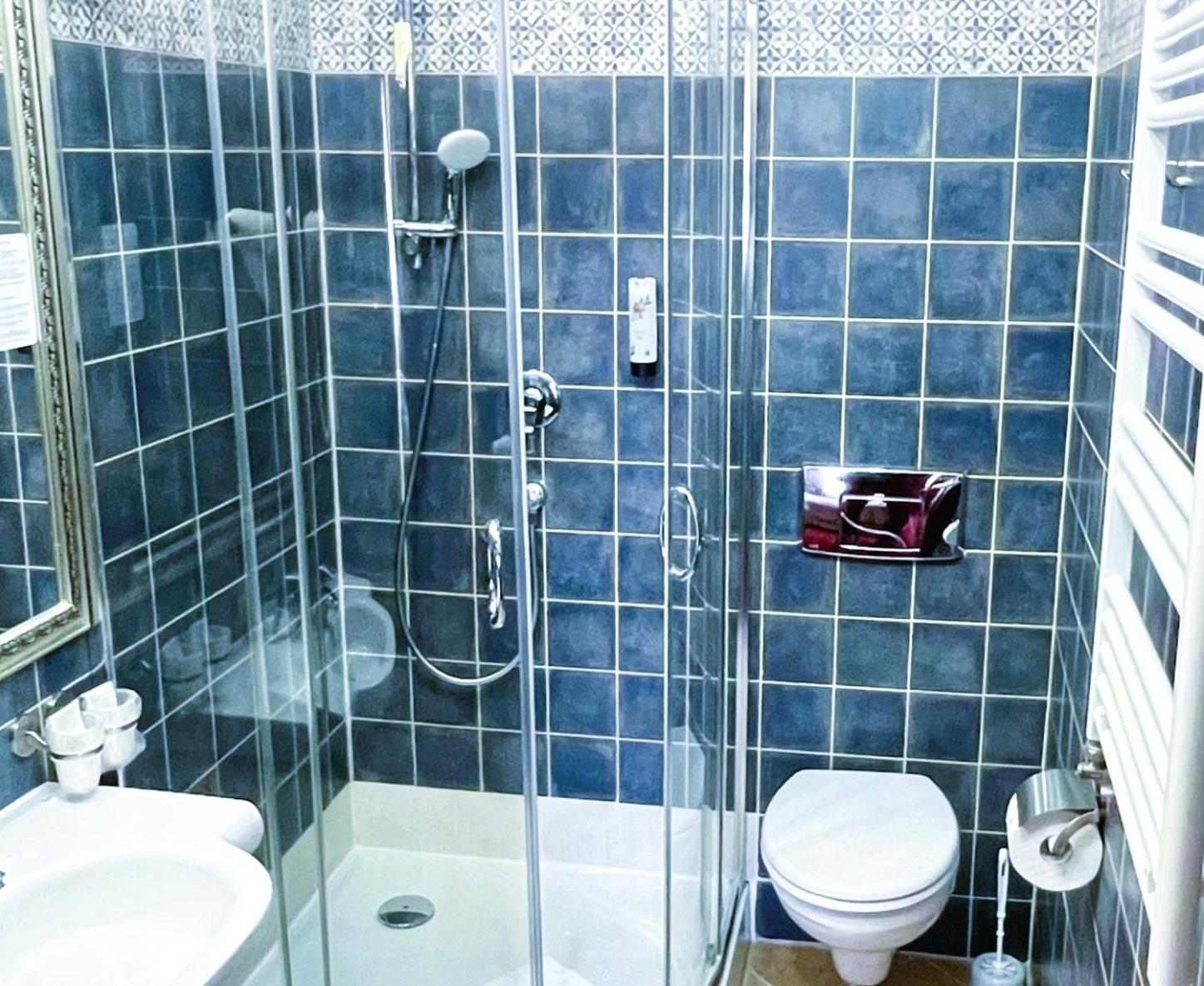 Double or Twin Room - Photo 9