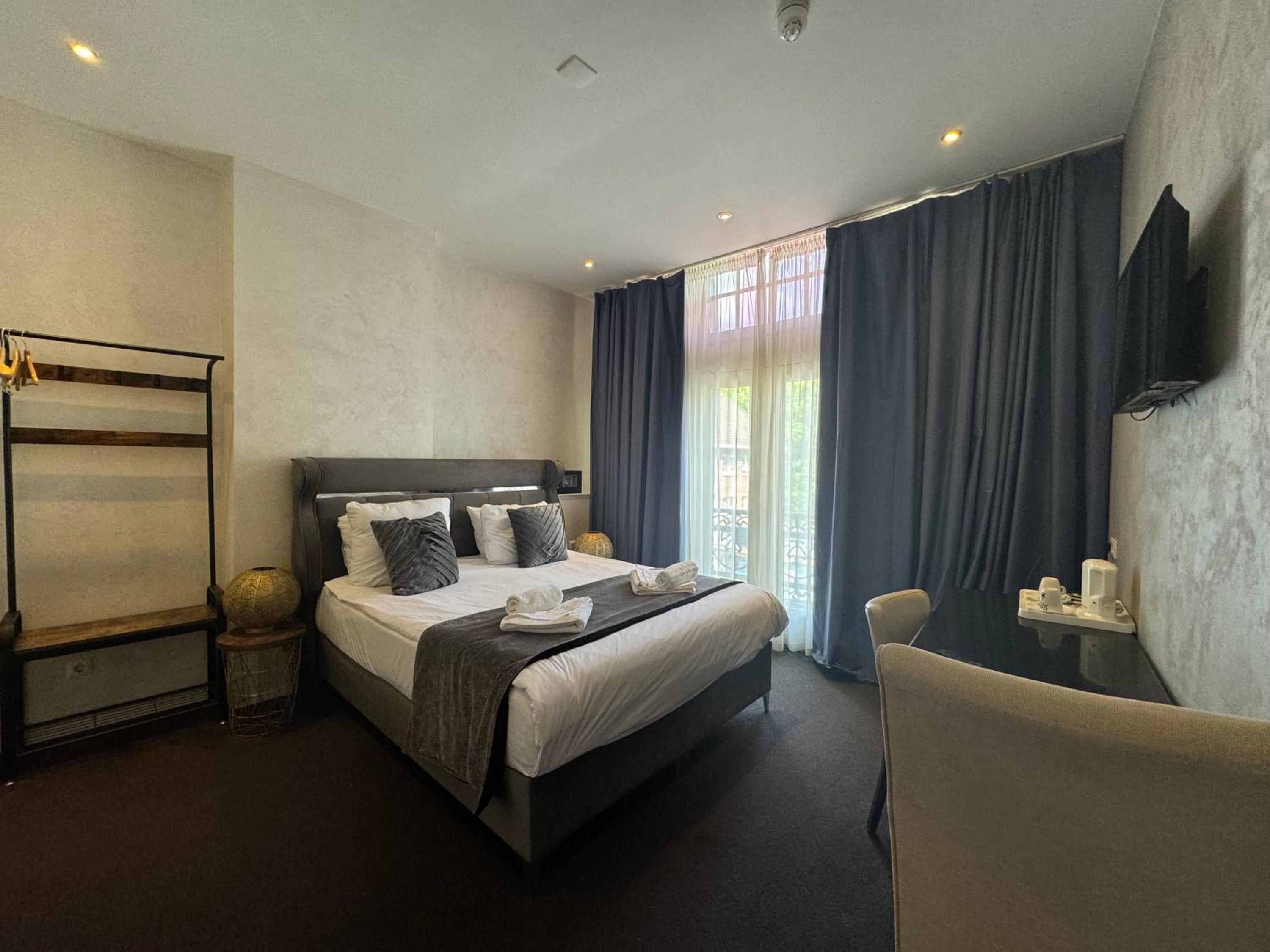 Deluxe Double Room with Balcony photo 1