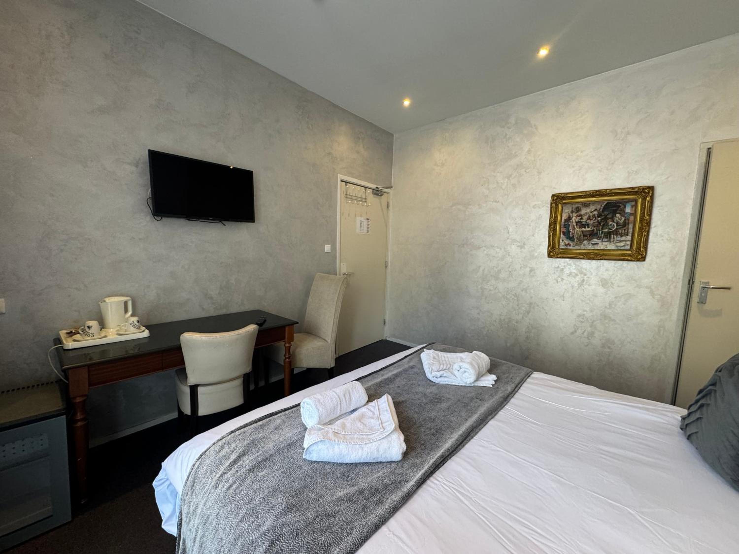 Deluxe Double Room with Balcony photo 3