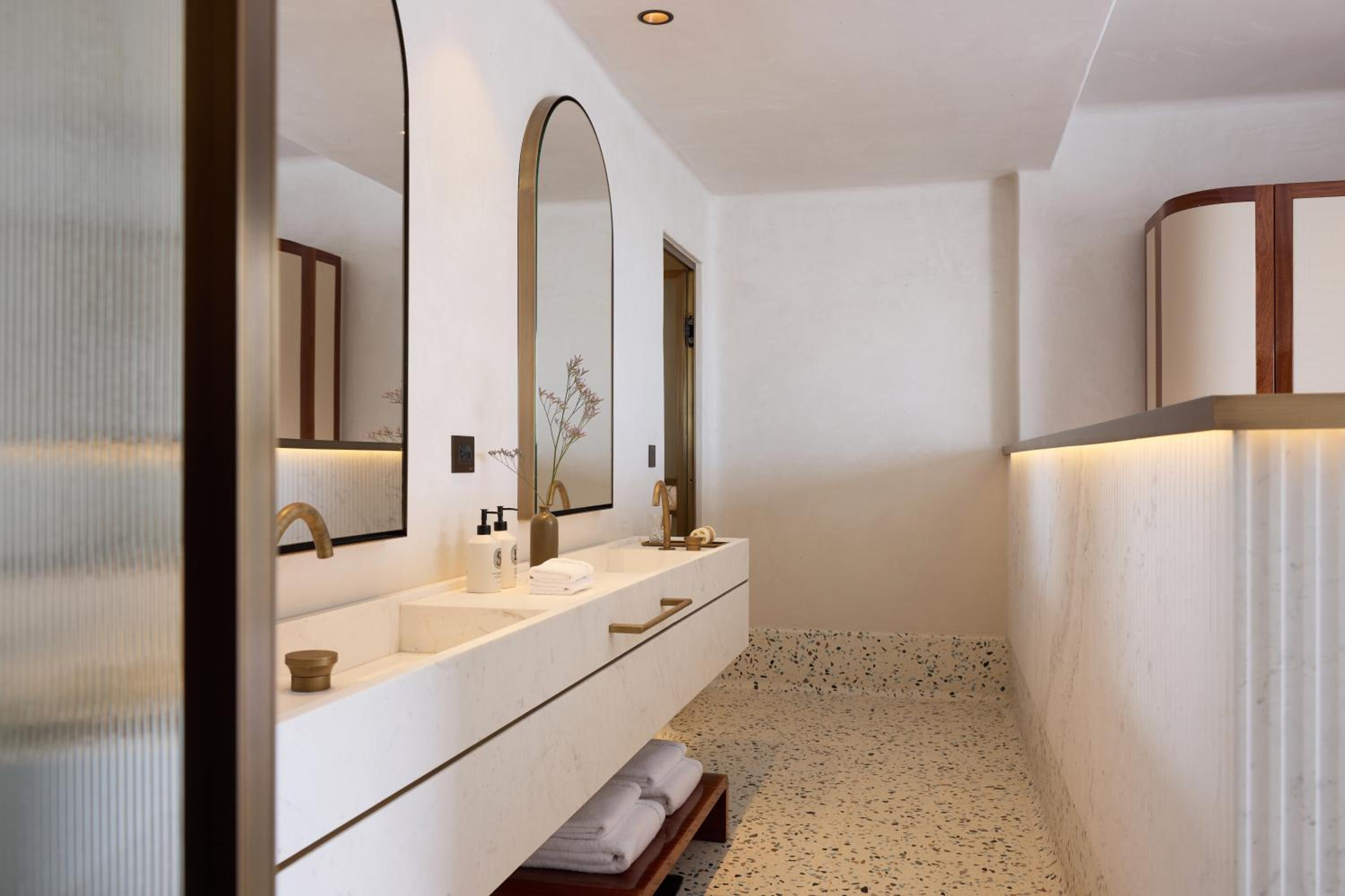 Deluxe Double Room with Balcony - Photo 11