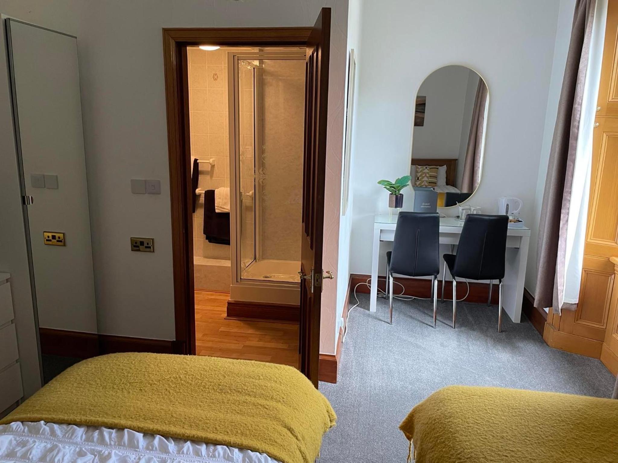 Twin Room with Shower - Photo 1