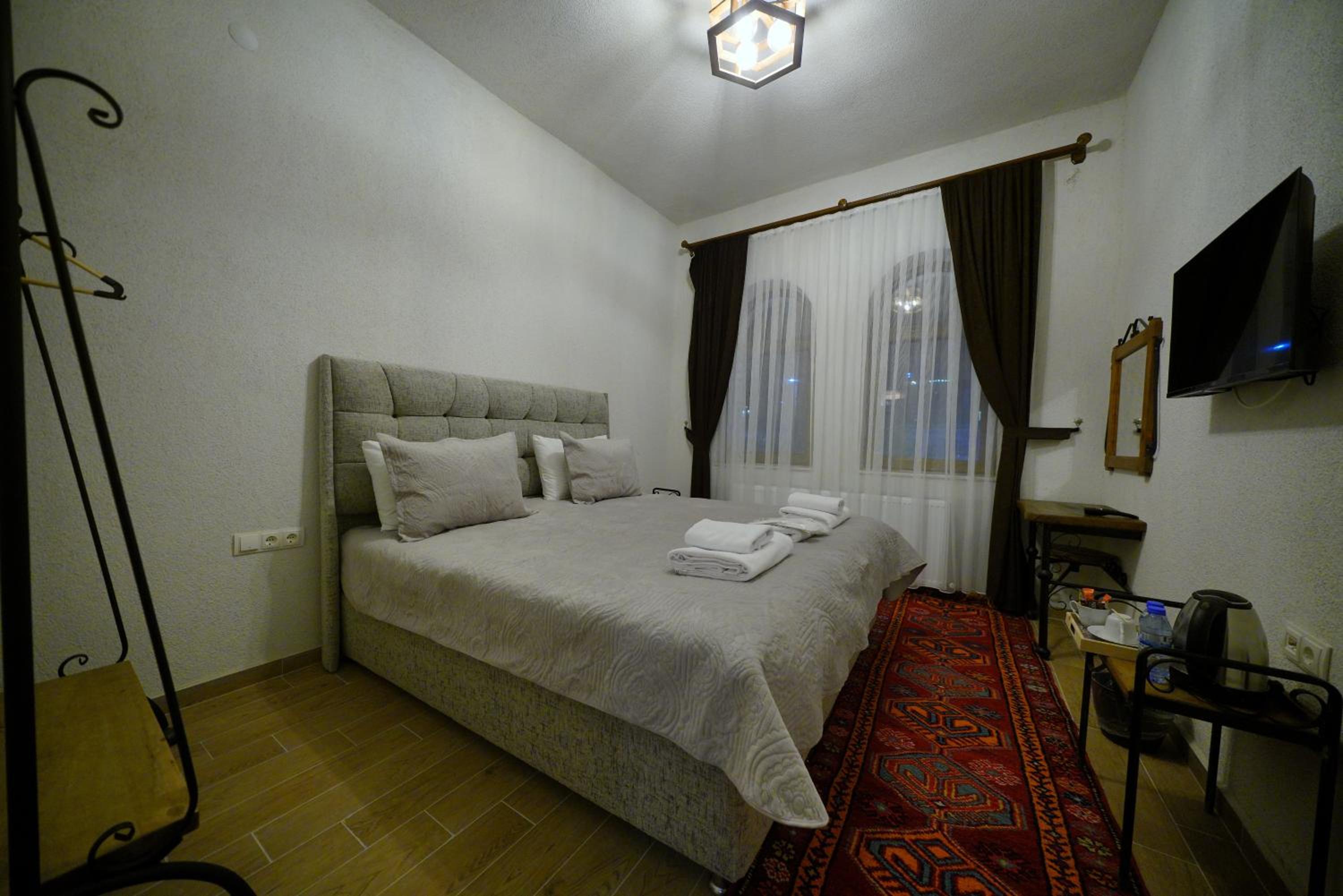 Deluxe Triple Room with Balcony with Balloons View