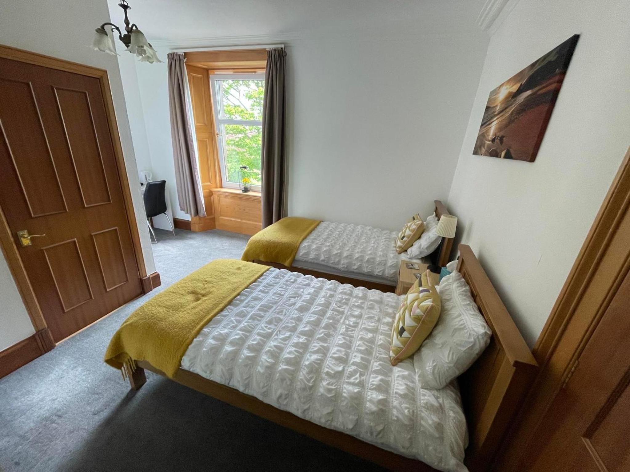 Twin Room with Shower - Photo 2