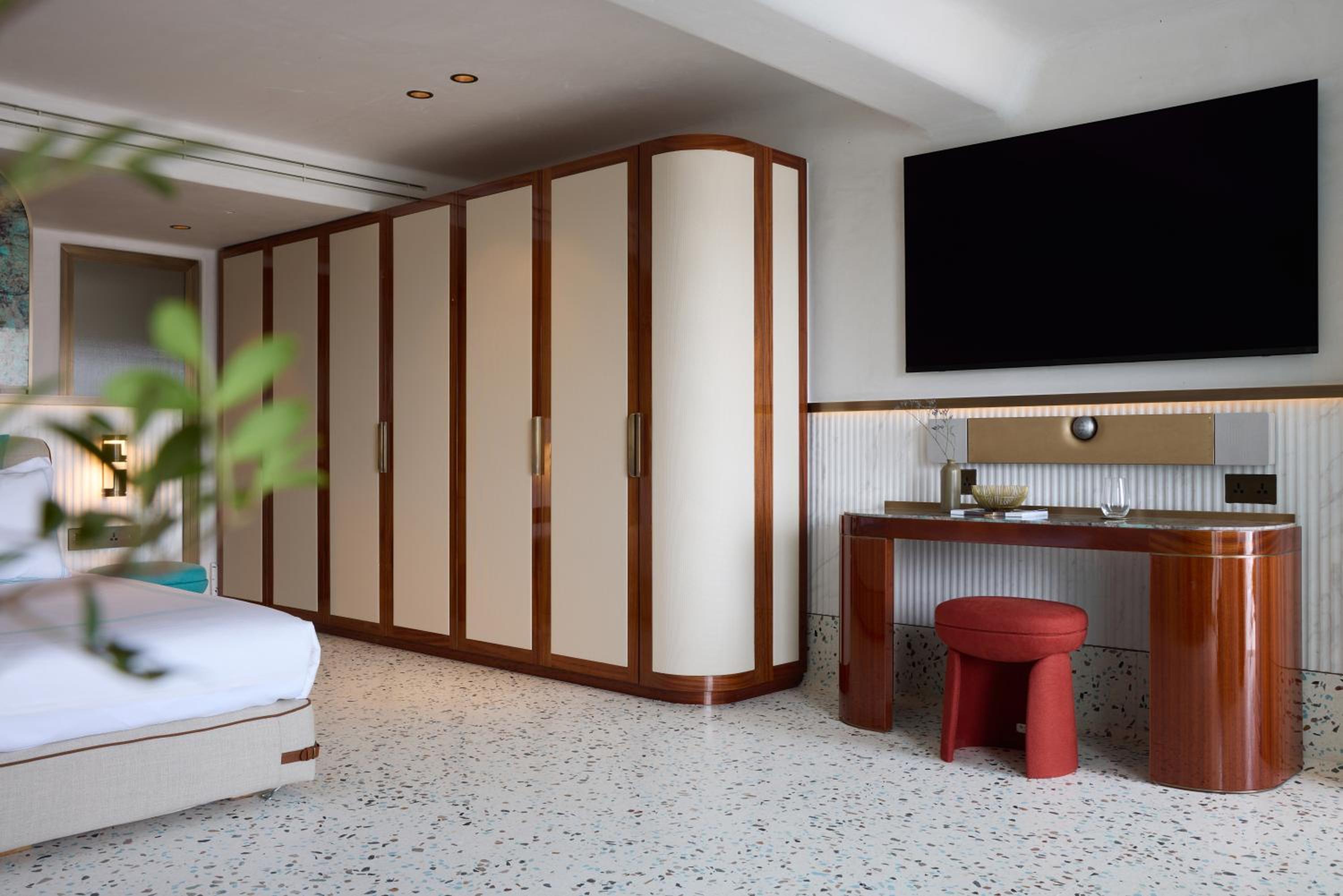 Junior Suite with Balcony - Photo 11