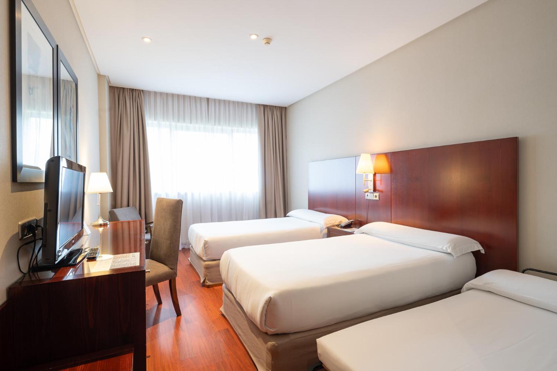 Twin Room with Extra Bed - Photo 1