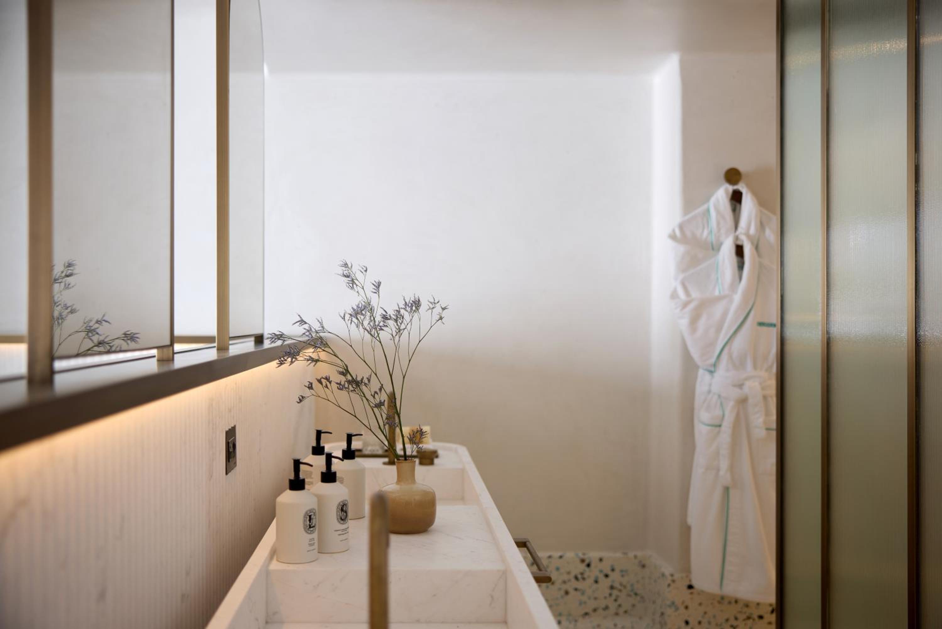 Junior Suite with Balcony - Photo 3