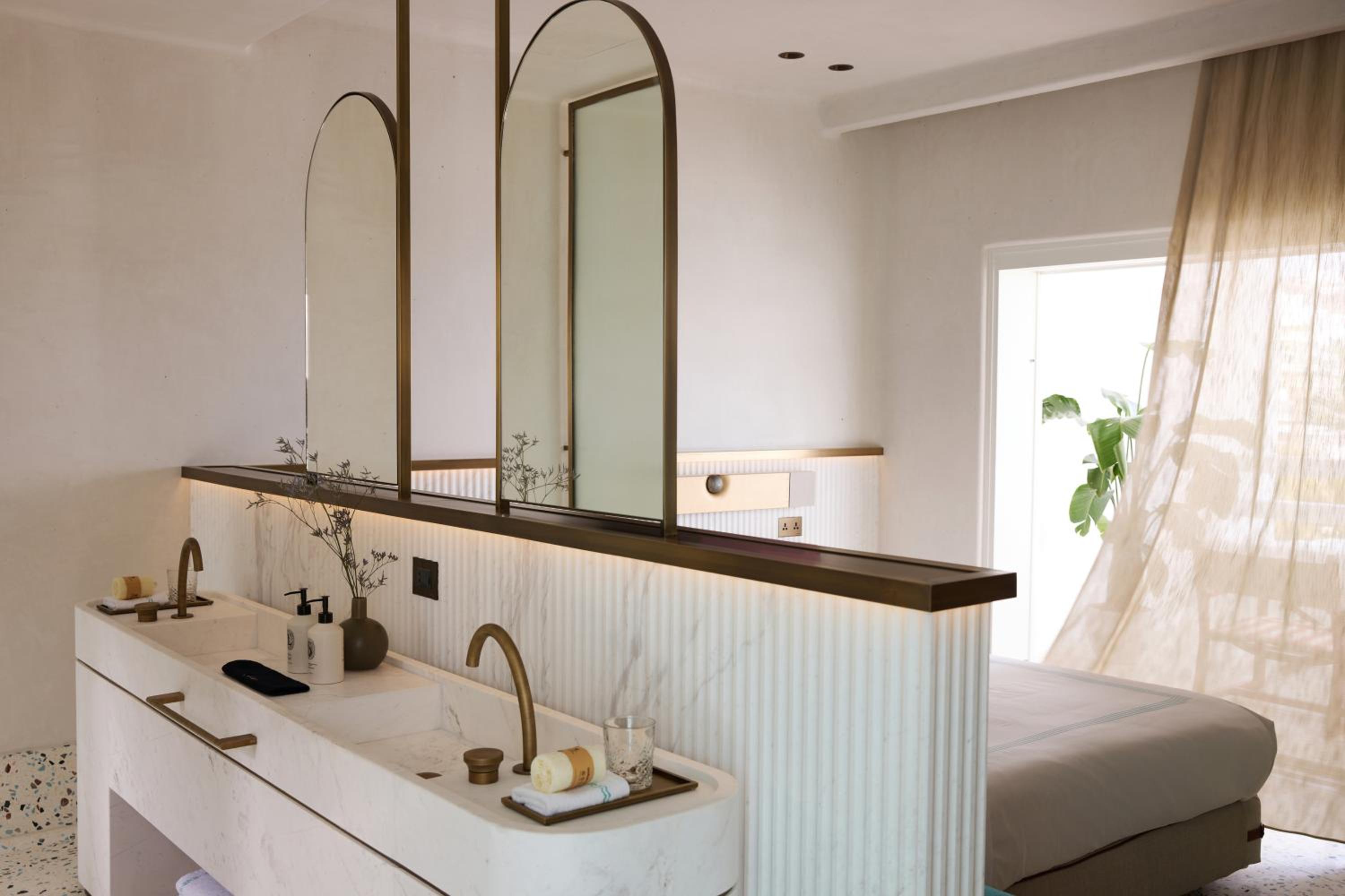 Deluxe Double Room with Sea View - Photo 8