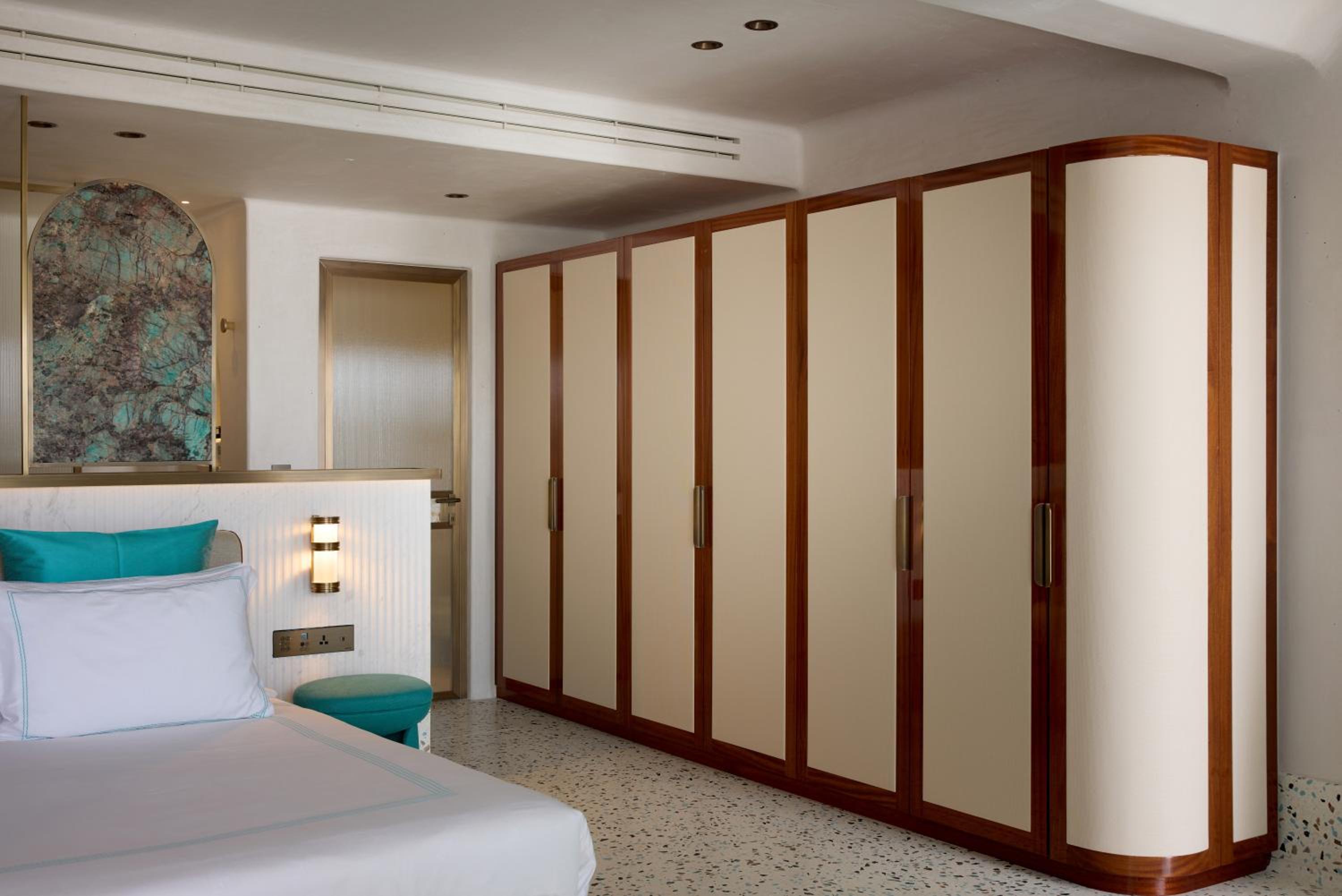 Junior Suite with Balcony - Photo 6