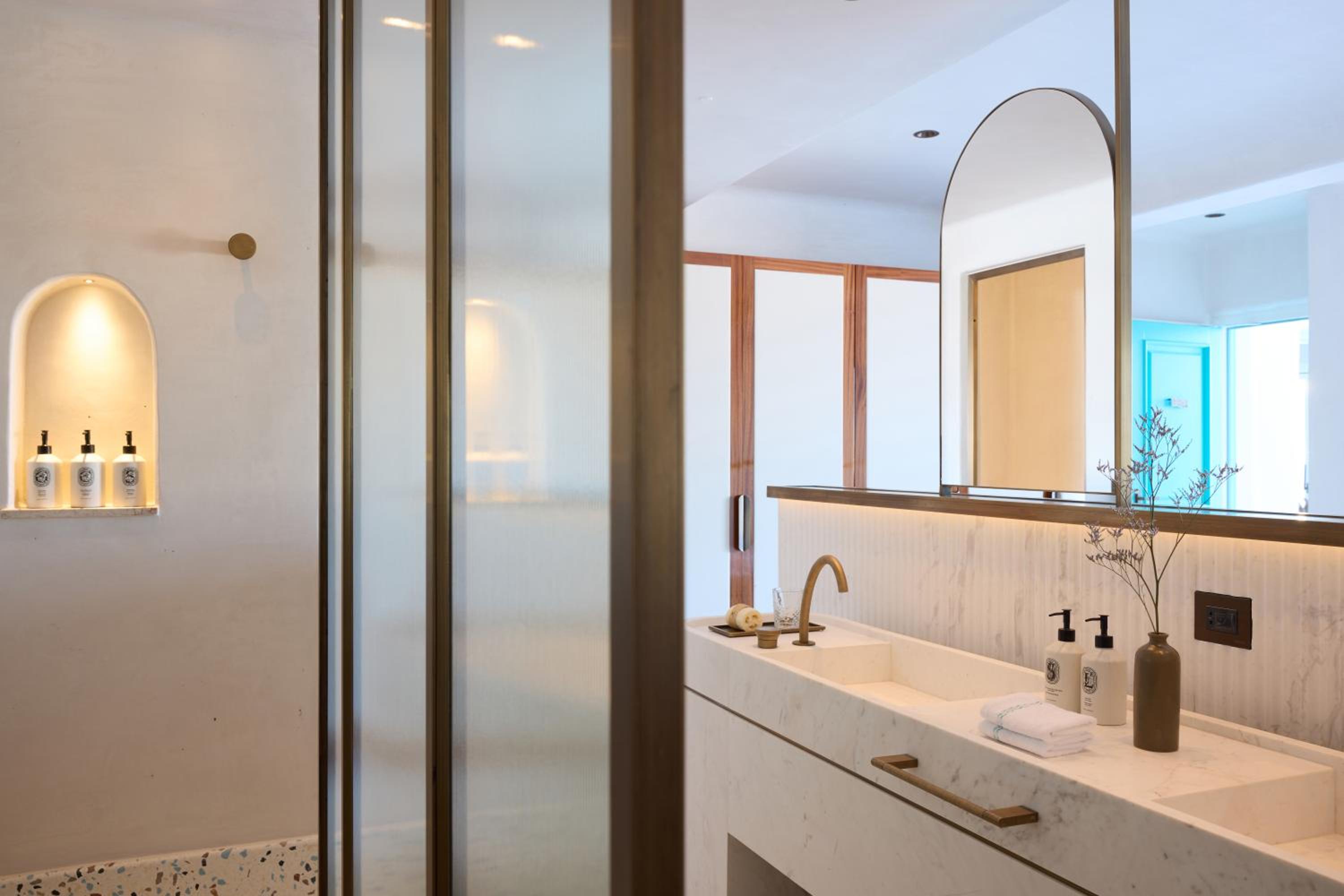 Junior Suite with Balcony - Photo 8