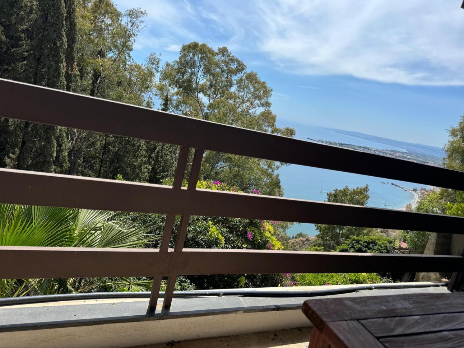 Double or Twin Room with Side Sea View - Photo 4