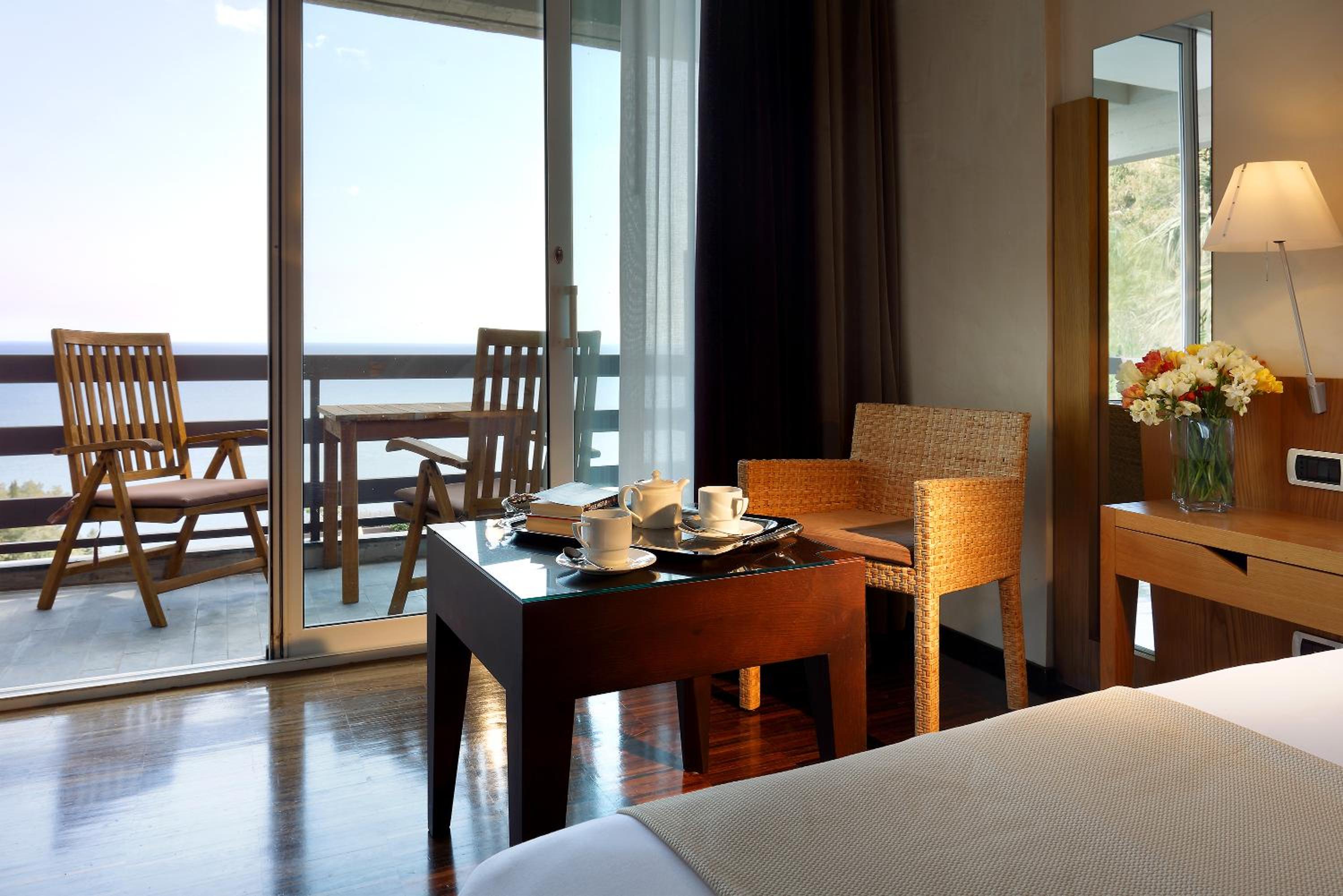 Double or Twin Room with Side Sea View - Photo 3