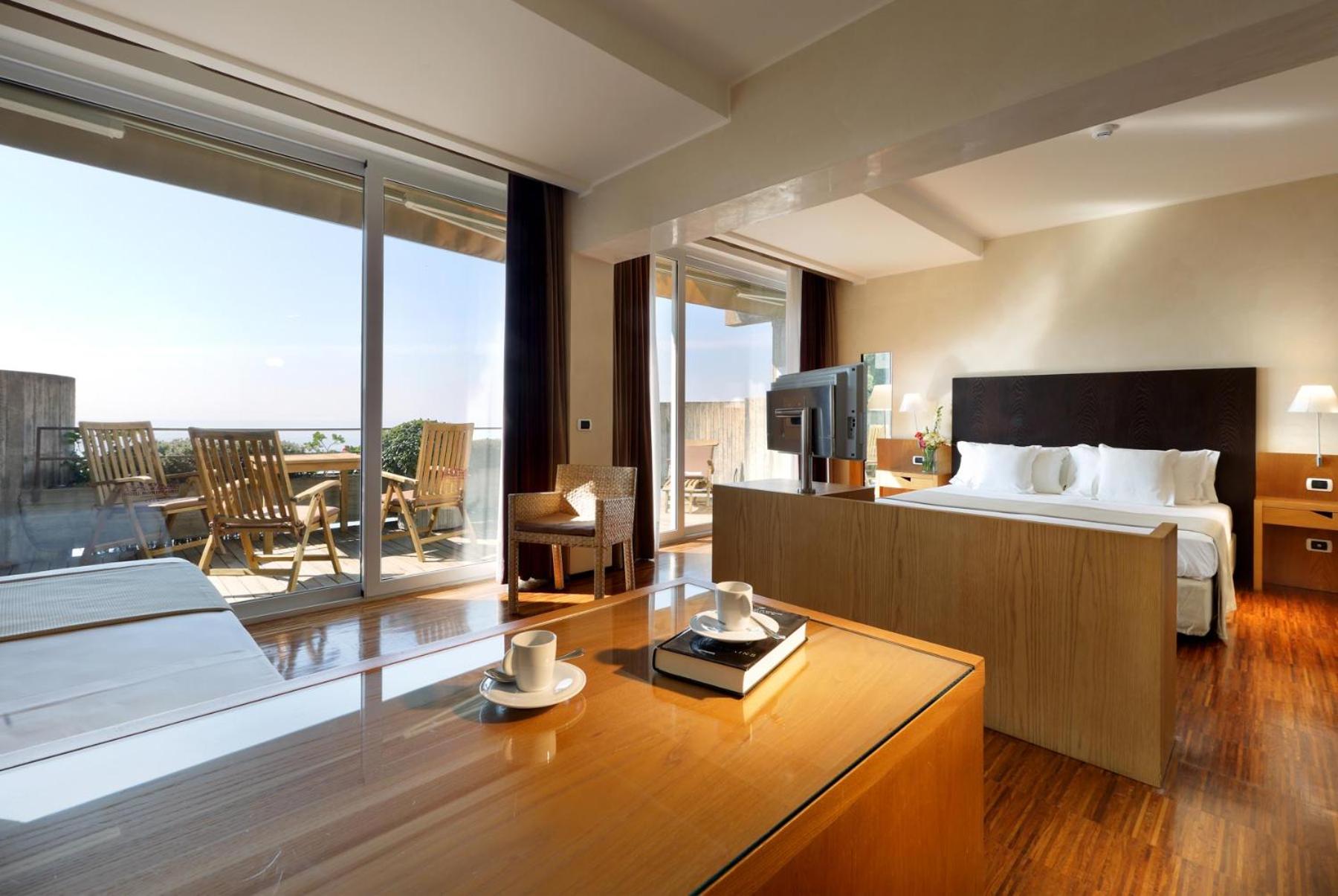 Junior Suite with Terrace and Partial Sea Views - Photo 2