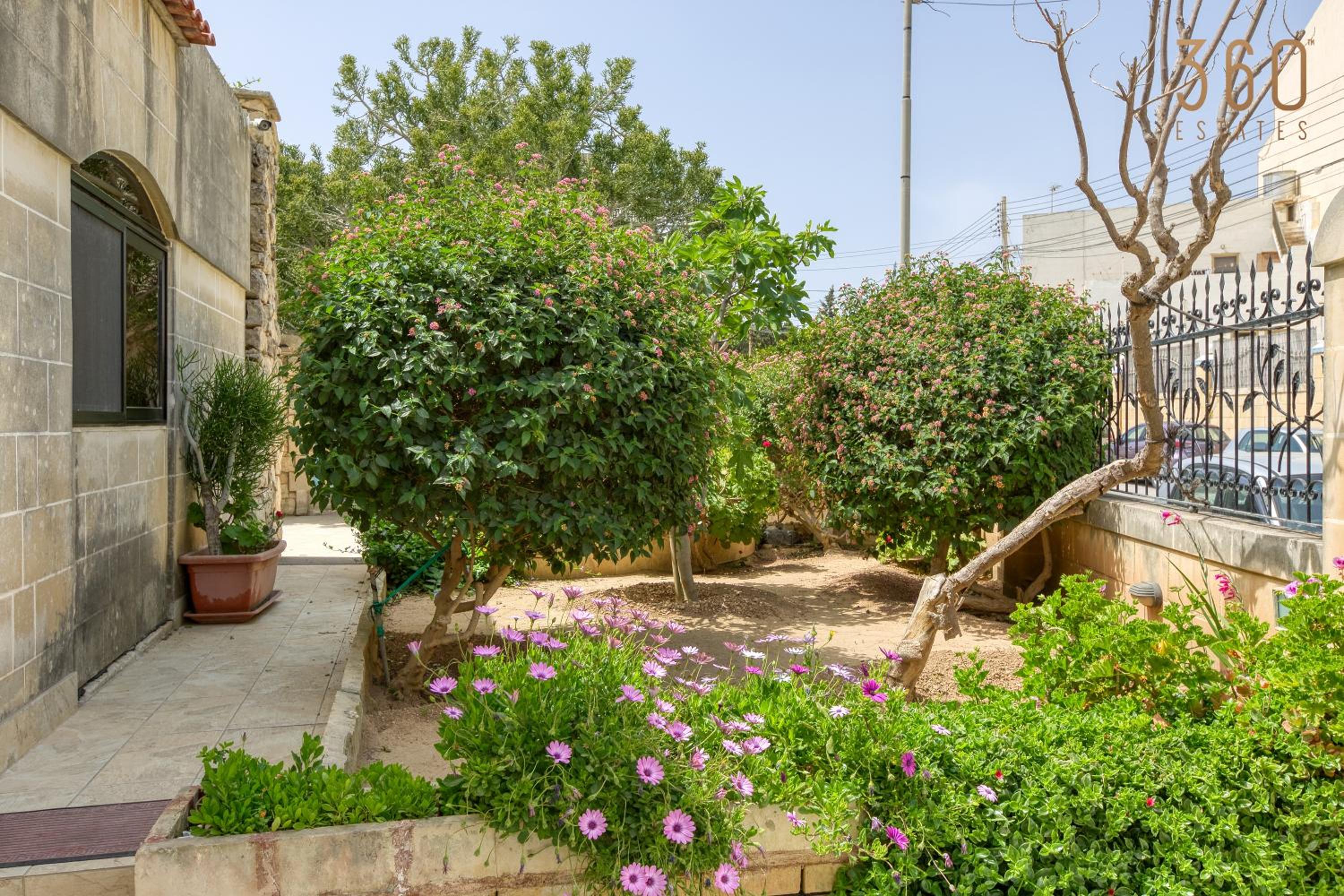 Villa photo 2