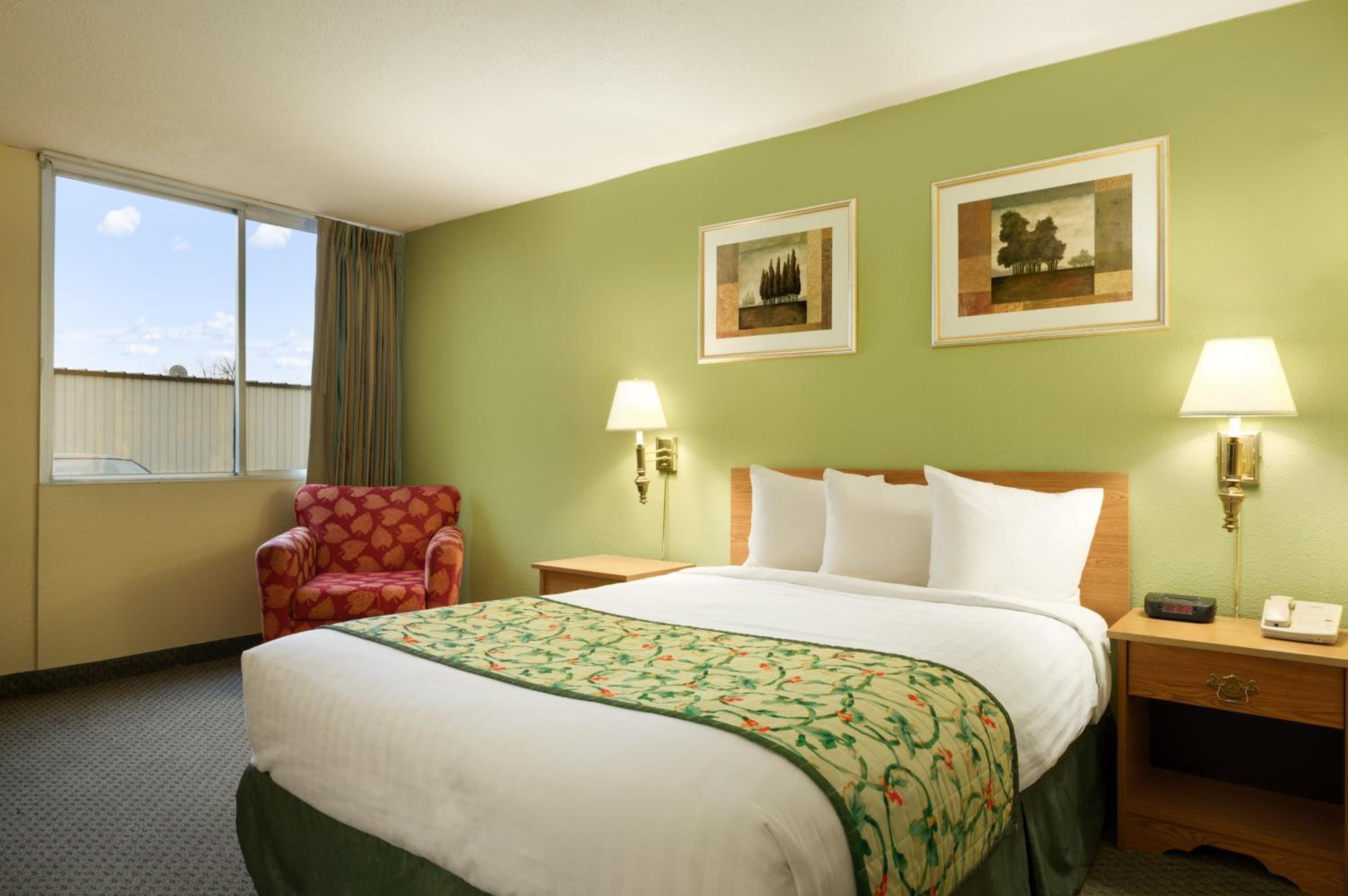 King Room- Non-Smoking - Photo 2