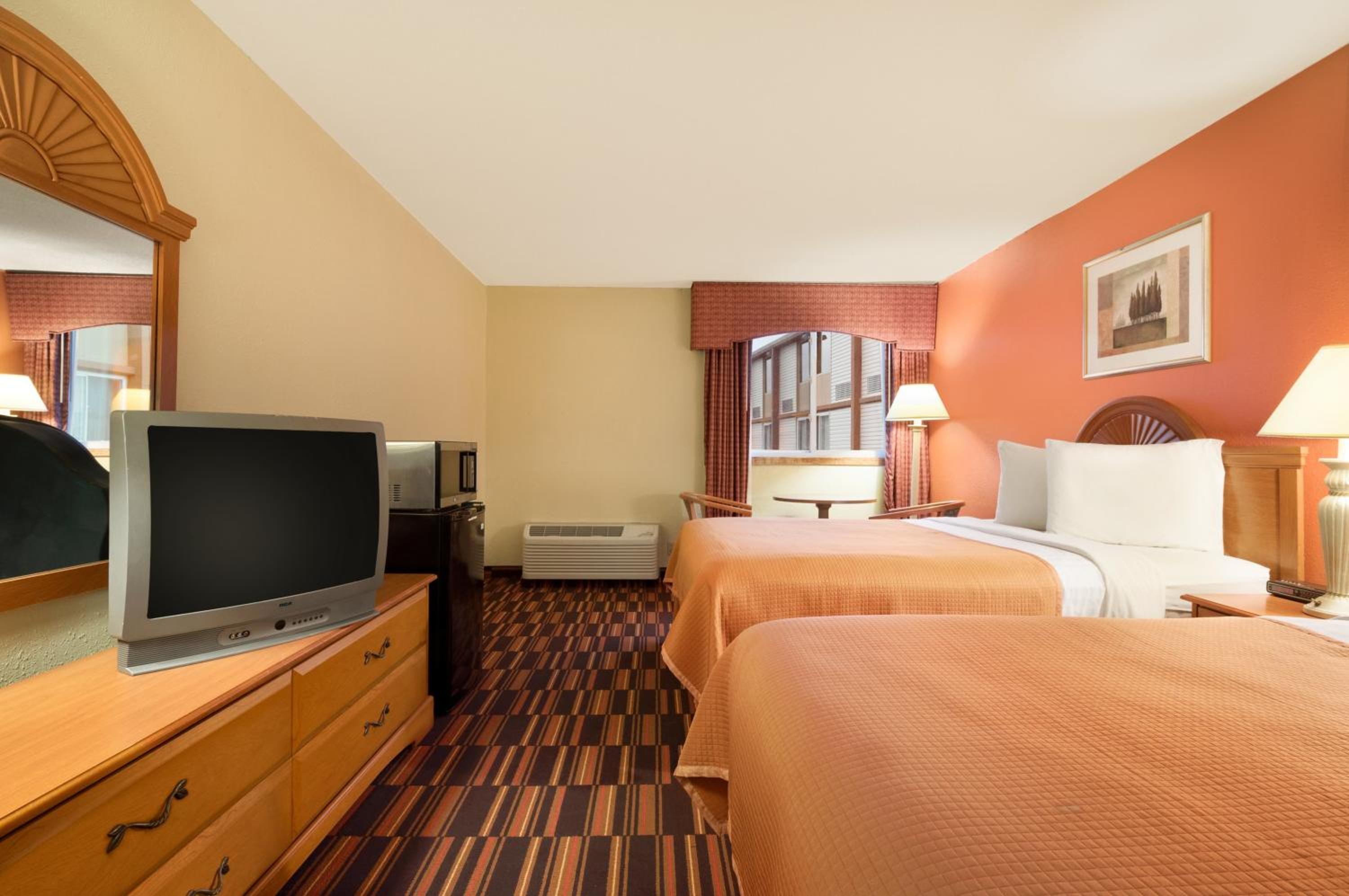 Queen Room with Two Queen Beds - Non-Smoking - Photo 3